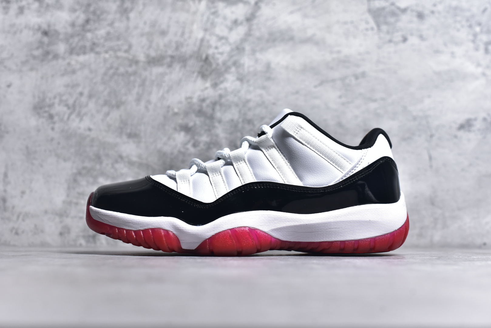 #Air Jordan 11 Low \”Concord Bred\” AJ11 康扣黑红 原装碳板 采购原装碳纤 原纸板开发 上脚极致充正 限定原盒 纯原质感 进口头层皮料 中底拉帮线 整体清洁度等各方面细节完全一致 碾压市面诸多嘴炮\”纯原\” 请自觉区分市场错误版本👏 货号： AV2187 160LF 尺码：40 41 42 42.5 43 44 44.5 46-选品中心