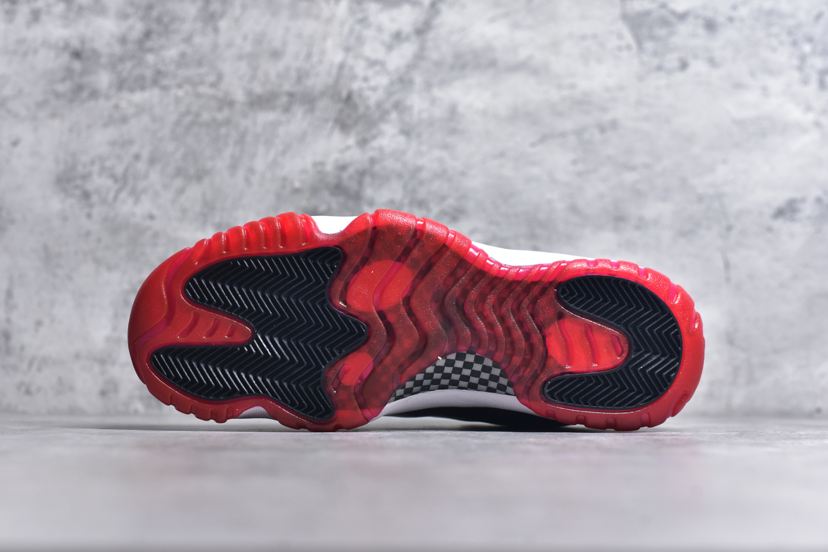 图片[6]-#Air Jordan 11 Low \”Concord Bred\” AJ11 康扣黑红 原装碳板 采购原装碳纤 原纸板开发 上脚极致充正 限定原盒 纯原质感 进口头层皮料 中底拉帮线 整体清洁度等各方面细节完全一致 碾压市面诸多嘴炮\”纯原\” 请自觉区分市场错误版本👏 货号： AV2187 160LF 尺码：40 41 42 42.5 43 44 44.5 46-选品中心