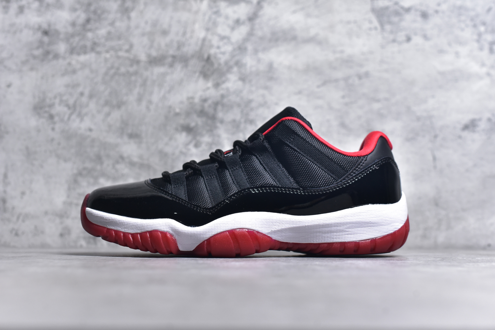#Air Jordan 11 Retro Low Bred 黑红低帮 情怀之作 528895-012 原厂采购漆皮 原装碳板呈原点状 区分市场一眼假方格碳👋🏻👋🏻 黑金周年原盒、23金字防尘纸 百分百一致原版️ 尺码：40 40.5 41 42 42.5 43 44 44.5 45 46 47.5-选品中心