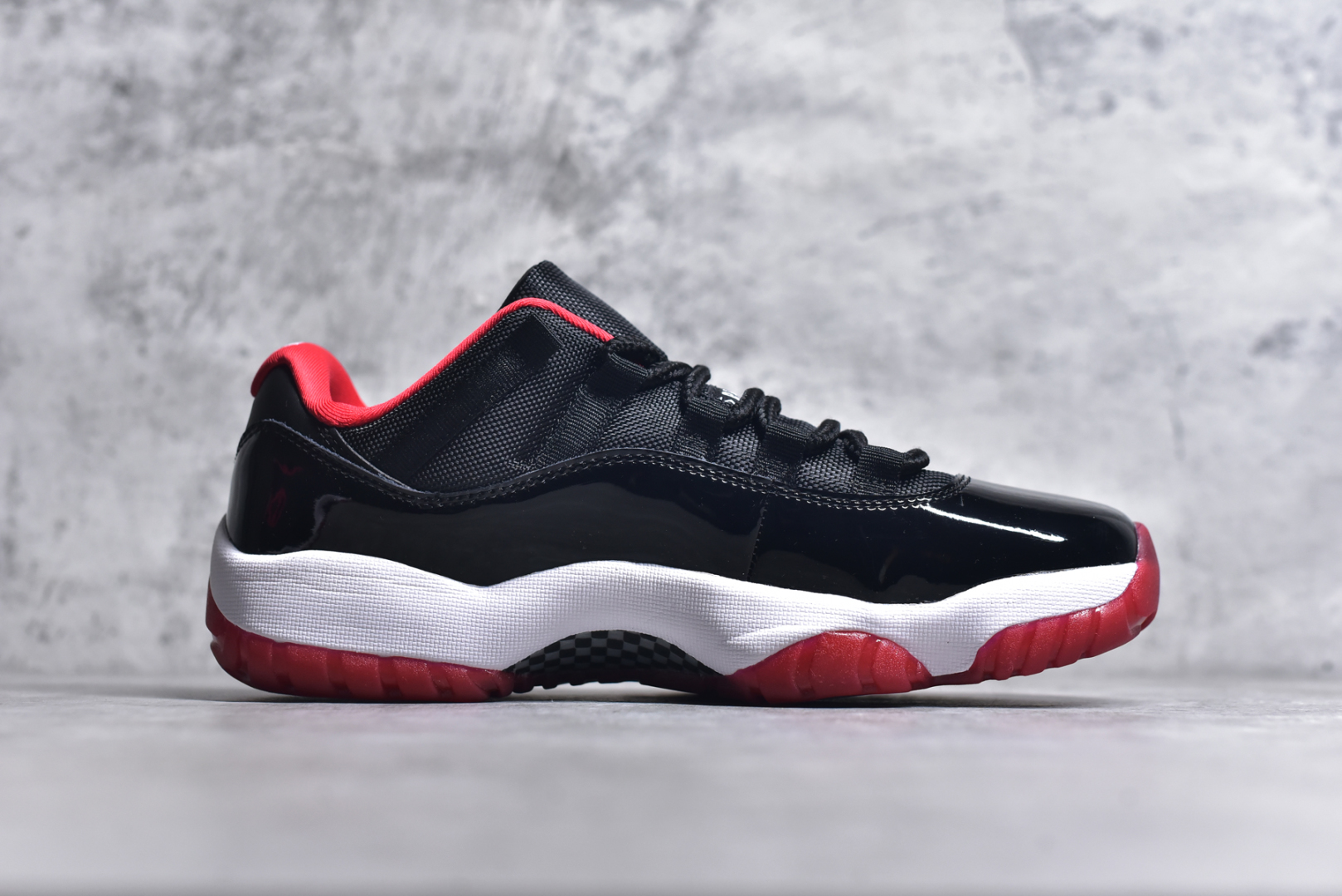 图片[3]-#Air Jordan 11 Retro Low Bred 黑红低帮 情怀之作 528895-012 原厂采购漆皮 原装碳板呈原点状 区分市场一眼假方格碳👋🏻👋🏻 黑金周年原盒、23金字防尘纸 百分百一致原版️ 尺码：40 40.5 41 42 42.5 43 44 44.5 45 46 47.5-选品中心