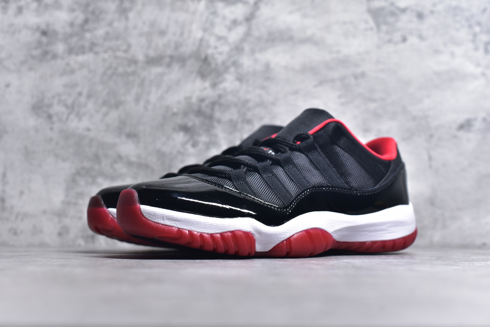 图片[2]-#Air Jordan 11 Retro Low Bred 黑红低帮 情怀之作 528895-012 原厂采购漆皮 原装碳板呈原点状 区分市场一眼假方格碳👋🏻👋🏻 黑金周年原盒、23金字防尘纸 百分百一致原版️ 尺码：40 40.5 41 42 42.5 43 44 44.5 45 46 47.5-选品中心