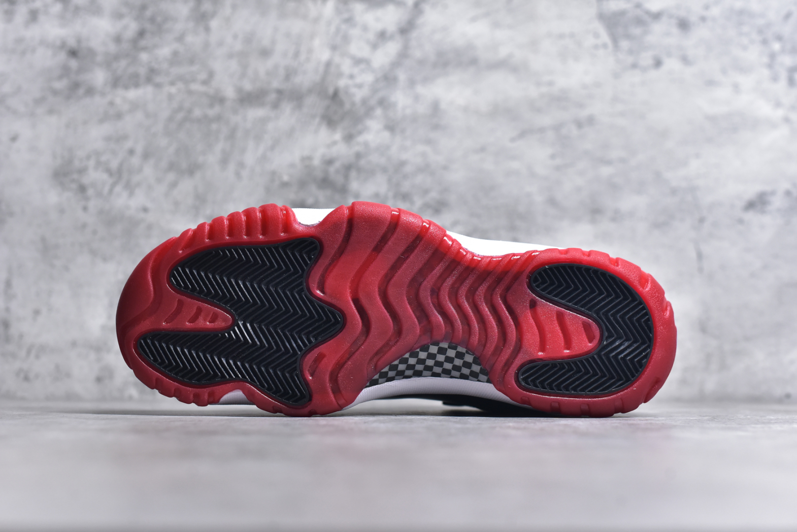 图片[6]-#Air Jordan 11 Retro Low Bred 黑红低帮 情怀之作 528895-012 原厂采购漆皮 原装碳板呈原点状 区分市场一眼假方格碳👋🏻👋🏻 黑金周年原盒、23金字防尘纸 百分百一致原版️ 尺码：40 40.5 41 42 42.5 43 44 44.5 45 46 47.5-选品中心