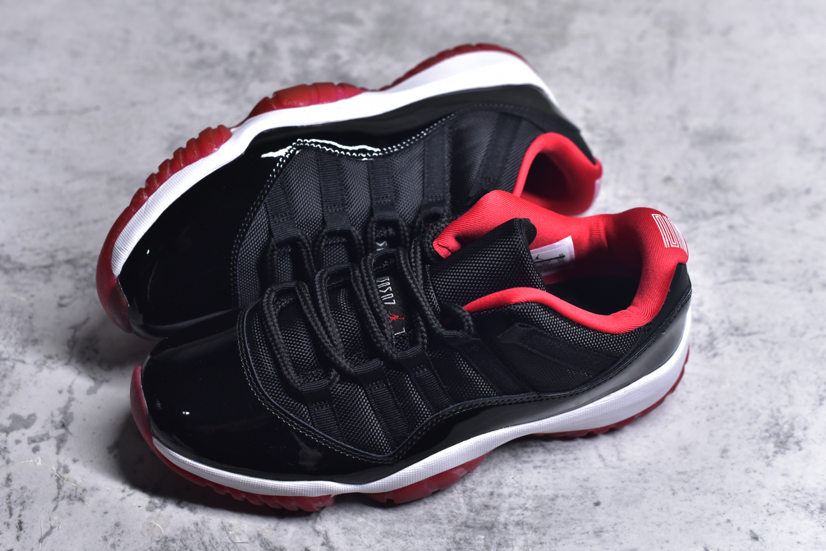 图片[7]-#Air Jordan 11 Retro Low Bred 黑红低帮 情怀之作 528895-012 原厂采购漆皮 原装碳板呈原点状 区分市场一眼假方格碳👋🏻👋🏻 黑金周年原盒、23金字防尘纸 百分百一致原版️ 尺码：40 40.5 41 42 42.5 43 44 44.5 45 46 47.5-选品中心