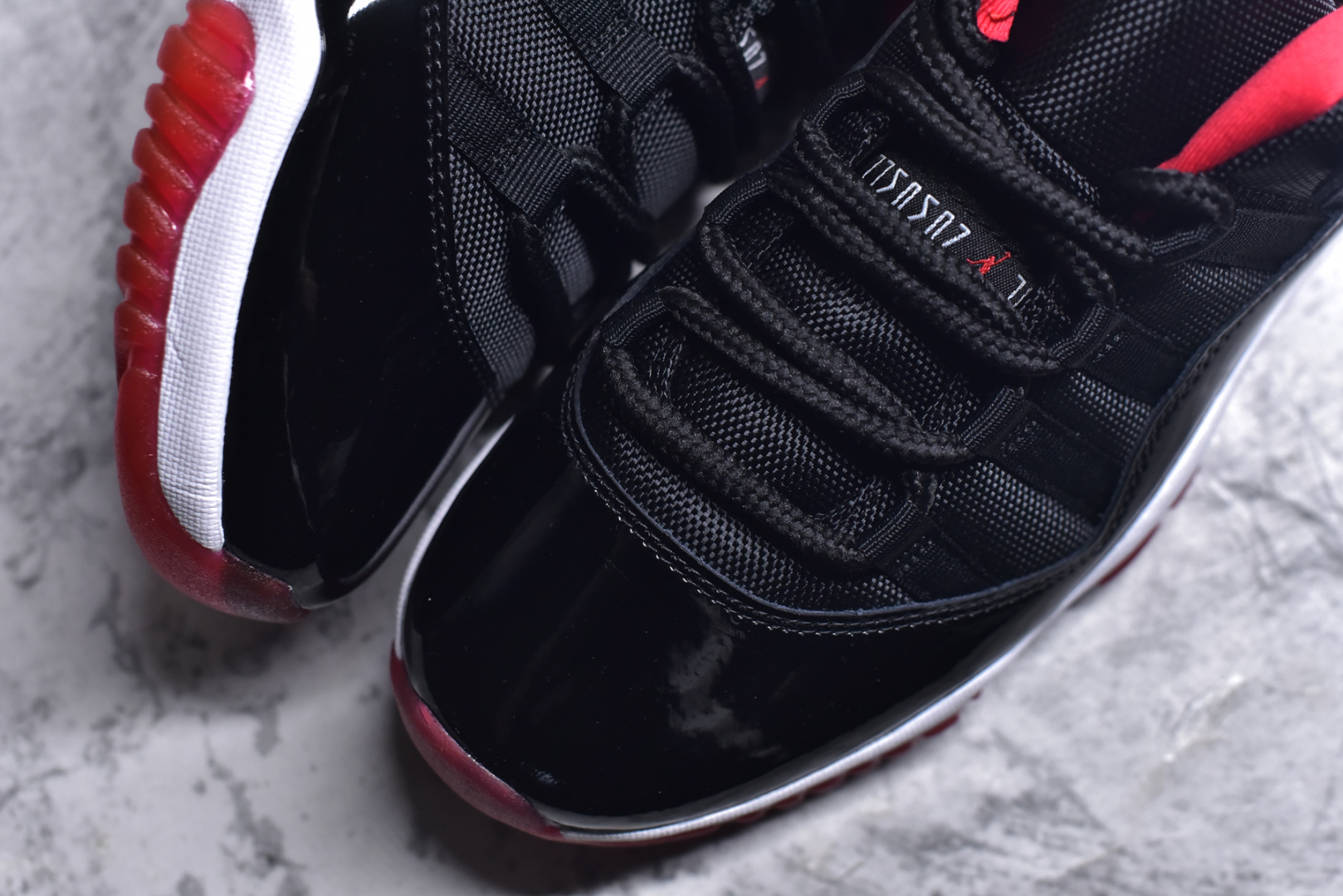 图片[8]-#Air Jordan 11 Retro Low Bred 黑红低帮 情怀之作 528895-012 原厂采购漆皮 原装碳板呈原点状 区分市场一眼假方格碳👋🏻👋🏻 黑金周年原盒、23金字防尘纸 百分百一致原版️ 尺码：40 40.5 41 42 42.5 43 44 44.5 45 46 47.5-选品中心