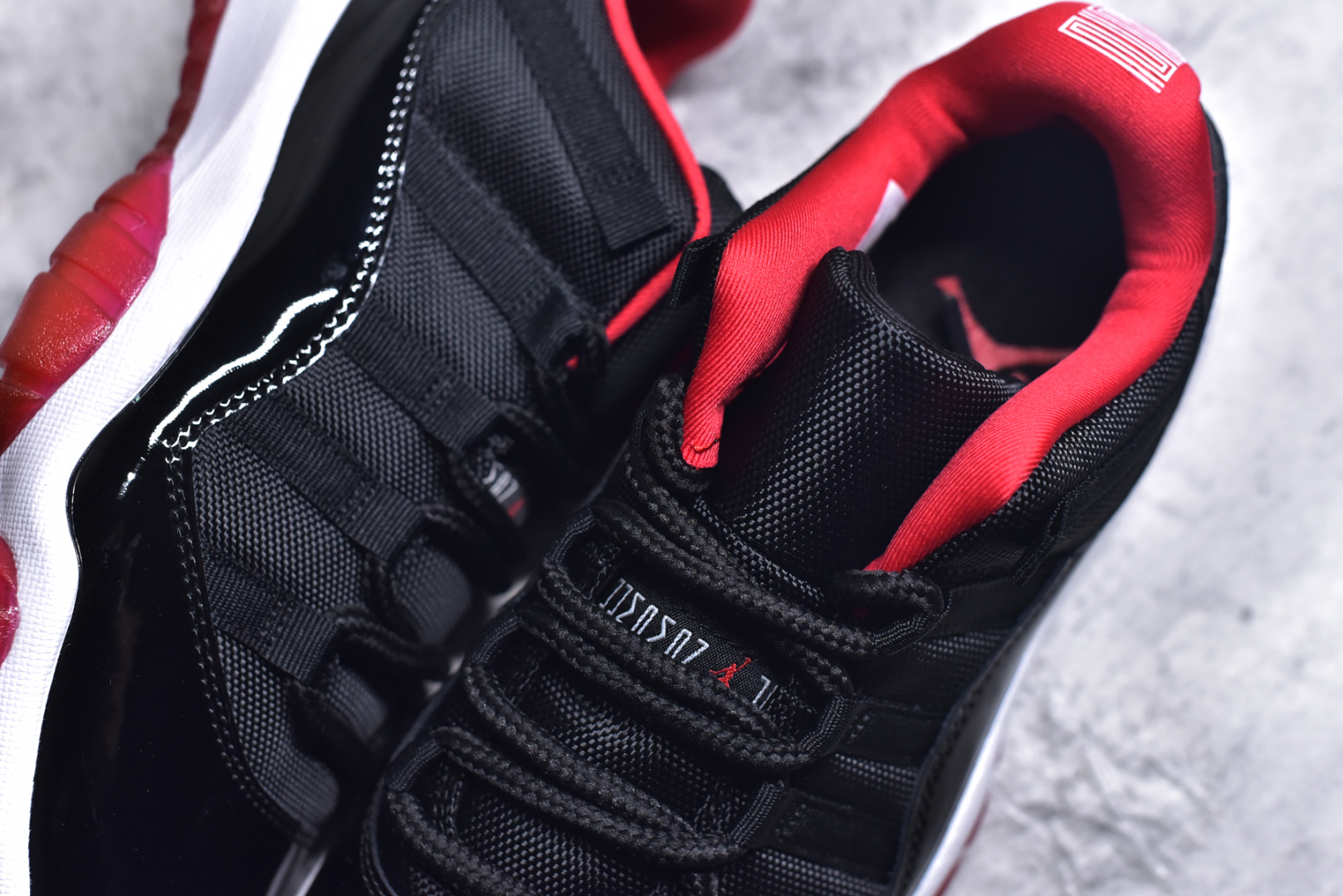 图片[9]-#Air Jordan 11 Retro Low Bred 黑红低帮 情怀之作 528895-012 原厂采购漆皮 原装碳板呈原点状 区分市场一眼假方格碳👋🏻👋🏻 黑金周年原盒、23金字防尘纸 百分百一致原版️ 尺码：40 40.5 41 42 42.5 43 44 44.5 45 46 47.5-选品中心