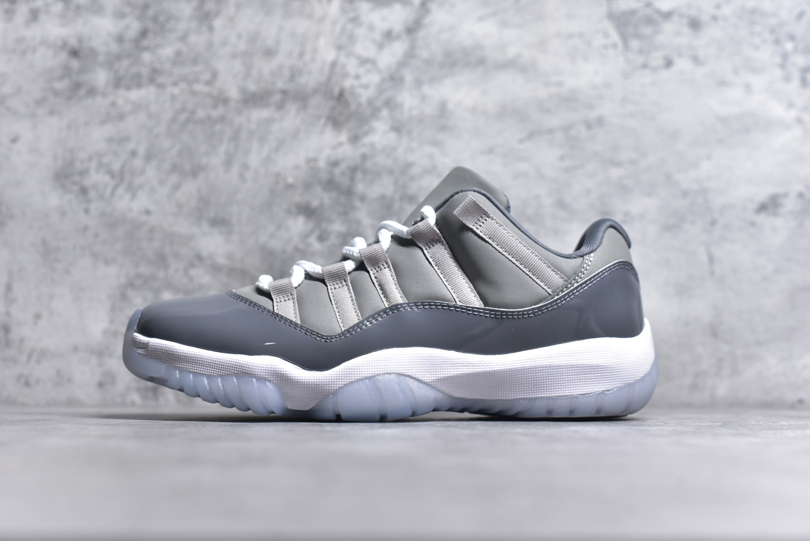 #Air Jordan 11 Low \”Cool Grey\” AJ11 复刻酷灰 原装碳板 采购原装碳纤 原纸板开发 上脚极致充正 限定原盒 纯原质感 进口头层皮料 中底拉帮线 整体清洁度等各方面细节完全一致 碾压市面诸多嘴炮\”纯原\” 请自觉区分市场错误版本👏 货号： 528895 003CF 尺码：40 41 42 42.5 43 44 44.5 46-选品中心