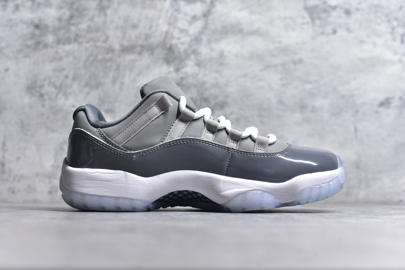 图片[3]-#Air Jordan 11 Low \”Cool Grey\” AJ11 复刻酷灰 原装碳板 采购原装碳纤 原纸板开发 上脚极致充正 限定原盒 纯原质感 进口头层皮料 中底拉帮线 整体清洁度等各方面细节完全一致 碾压市面诸多嘴炮\”纯原\” 请自觉区分市场错误版本👏 货号： 528895 003CF 尺码：40 41 42 42.5 43 44 44.5 46-选品中心