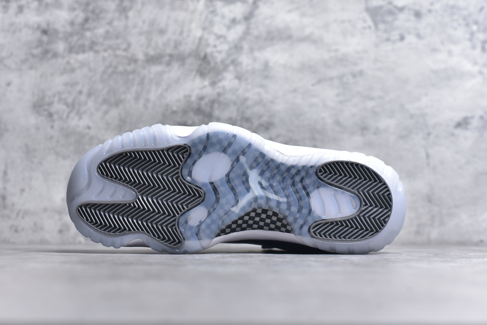 图片[6]-#Air Jordan 11 Low \”Cool Grey\” AJ11 复刻酷灰 原装碳板 采购原装碳纤 原纸板开发 上脚极致充正 限定原盒 纯原质感 进口头层皮料 中底拉帮线 整体清洁度等各方面细节完全一致 碾压市面诸多嘴炮\”纯原\” 请自觉区分市场错误版本👏 货号： 528895 003CF 尺码：40 41 42 42.5 43 44 44.5 46-选品中心
