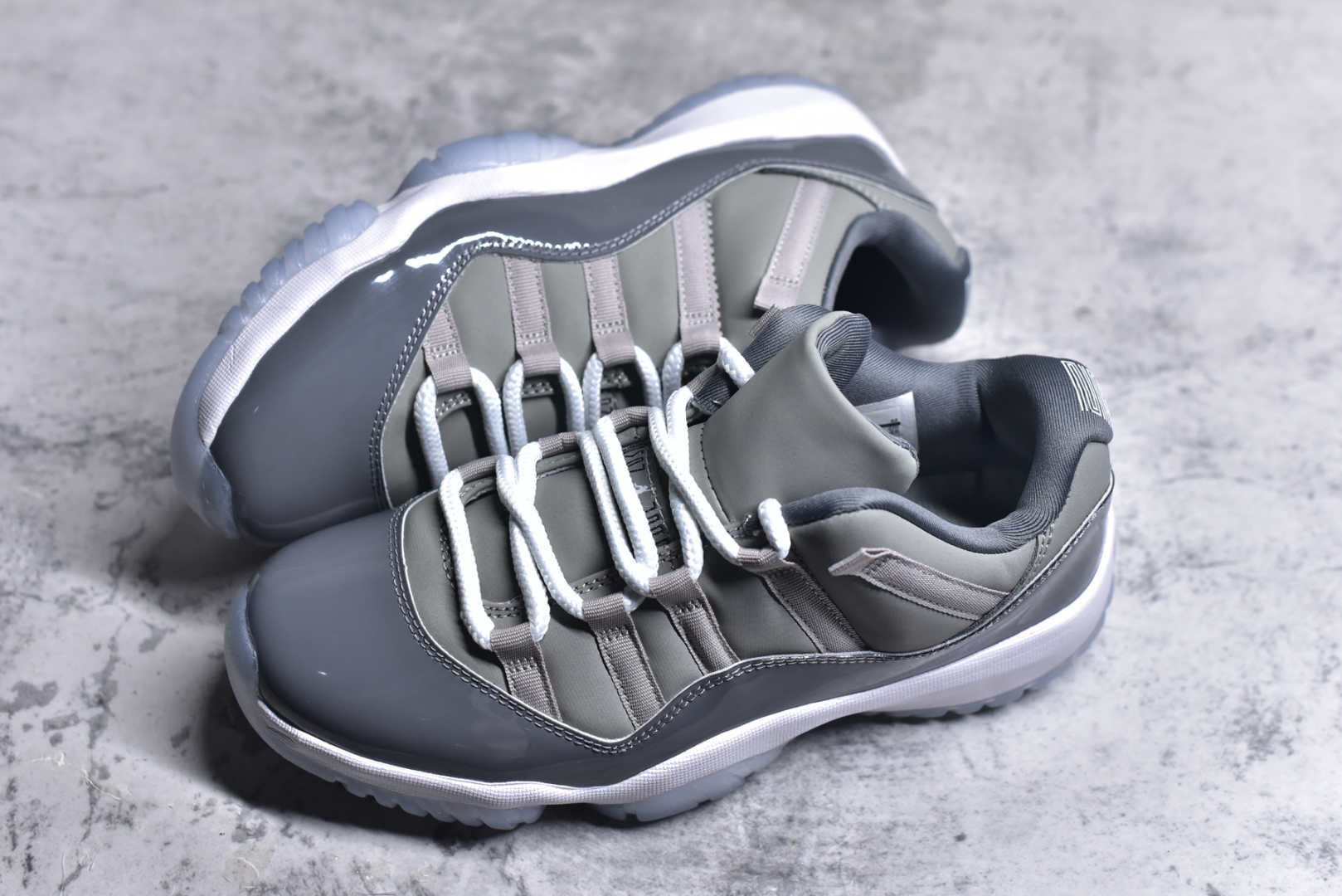 图片[7]-#Air Jordan 11 Low \”Cool Grey\” AJ11 复刻酷灰 原装碳板 采购原装碳纤 原纸板开发 上脚极致充正 限定原盒 纯原质感 进口头层皮料 中底拉帮线 整体清洁度等各方面细节完全一致 碾压市面诸多嘴炮\”纯原\” 请自觉区分市场错误版本👏 货号： 528895 003CF 尺码：40 41 42 42.5 43 44 44.5 46-选品中心