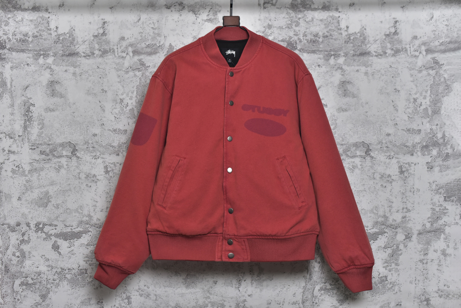 #Stussy/斯图西 24Fw 模糊涂鸦字母夹克外套 面部面料原版拆解打色进口环保纯棉2*2帆布面料，里布面料大身为纯棉竖纹面料，袖子为400T尼龙面料，内里与原版一致+夹棉，大身与袖子均为不同面料和不同绗线绗棉形状，纽扣、吊牌、吊粒、原版贴纸+原版货号全部定制 尺码：M-XXL-选品中心