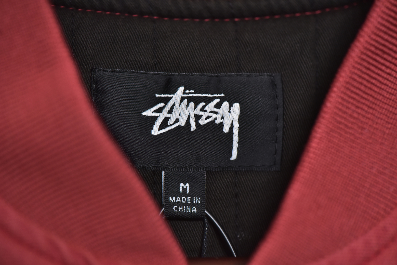 图片[4]-#Stussy/斯图西 24Fw 模糊涂鸦字母夹克外套 面部面料原版拆解打色进口环保纯棉2*2帆布面料，里布面料大身为纯棉竖纹面料，袖子为400T尼龙面料，内里与原版一致+夹棉，大身与袖子均为不同面料和不同绗线绗棉形状，纽扣、吊牌、吊粒、原版贴纸+原版货号全部定制 尺码：M-XXL-选品中心