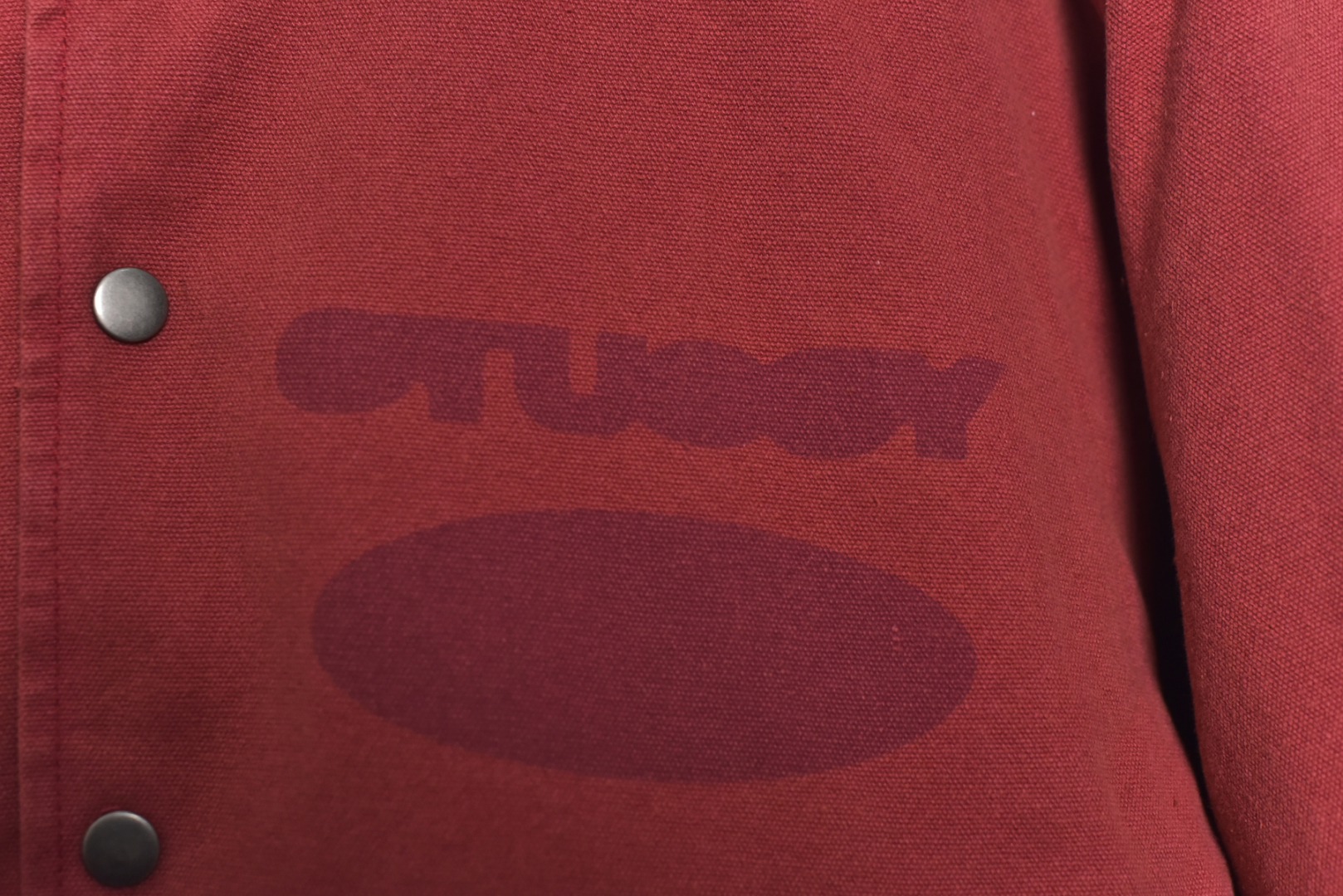 图片[6]-#Stussy/斯图西 24Fw 模糊涂鸦字母夹克外套 面部面料原版拆解打色进口环保纯棉2*2帆布面料，里布面料大身为纯棉竖纹面料，袖子为400T尼龙面料，内里与原版一致+夹棉，大身与袖子均为不同面料和不同绗线绗棉形状，纽扣、吊牌、吊粒、原版贴纸+原版货号全部定制 尺码：M-XXL-选品中心