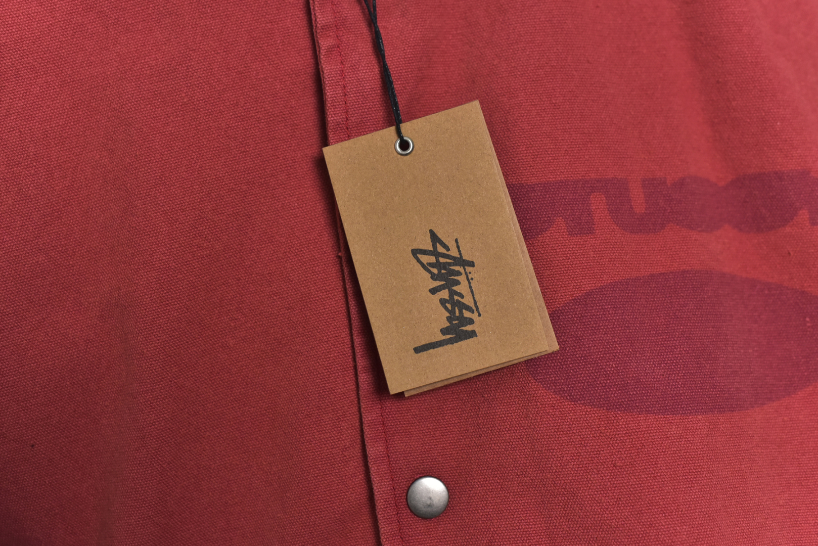 图片[8]-#Stussy/斯图西 24Fw 模糊涂鸦字母夹克外套 面部面料原版拆解打色进口环保纯棉2*2帆布面料，里布面料大身为纯棉竖纹面料，袖子为400T尼龙面料，内里与原版一致+夹棉，大身与袖子均为不同面料和不同绗线绗棉形状，纽扣、吊牌、吊粒、原版贴纸+原版货号全部定制 尺码：M-XXL-选品中心