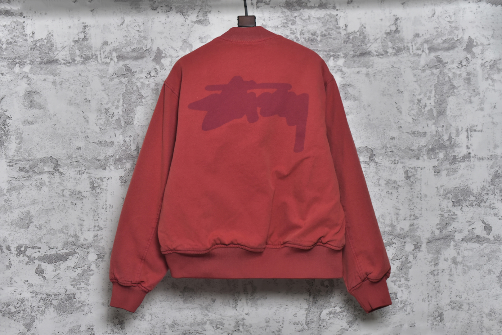 图片[2]-#Stussy/斯图西 24Fw 模糊涂鸦字母夹克外套 面部面料原版拆解打色进口环保纯棉2*2帆布面料，里布面料大身为纯棉竖纹面料，袖子为400T尼龙面料，内里与原版一致+夹棉，大身与袖子均为不同面料和不同绗线绗棉形状，纽扣、吊牌、吊粒、原版贴纸+原版货号全部定制 尺码：M-XXL-选品中心