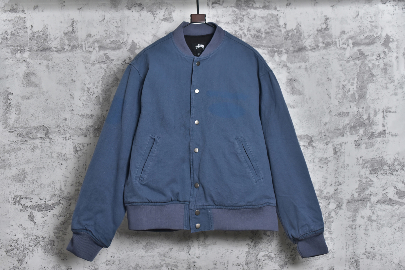 #Stussy/斯图西 24Fw 模糊涂鸦字母夹克外套 面部面料原版拆解打色进口环保纯棉2*2帆布面料，里布面料大身为纯棉竖纹面料，袖子为400T尼龙面料，内里与原版一致+夹棉，大身与袖子均为不同面料和不同绗线绗棉形状，纽扣、吊牌、吊粒、原版贴纸+原版货号全部定制 尺码：M-XXL-选品中心