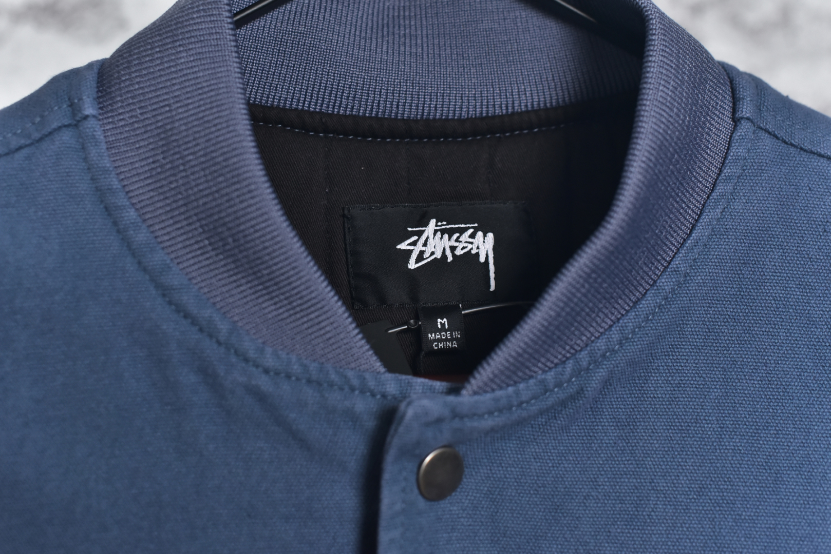 图片[4]-#Stussy/斯图西 24Fw 模糊涂鸦字母夹克外套 面部面料原版拆解打色进口环保纯棉2*2帆布面料，里布面料大身为纯棉竖纹面料，袖子为400T尼龙面料，内里与原版一致+夹棉，大身与袖子均为不同面料和不同绗线绗棉形状，纽扣、吊牌、吊粒、原版贴纸+原版货号全部定制 尺码：M-XXL-选品中心