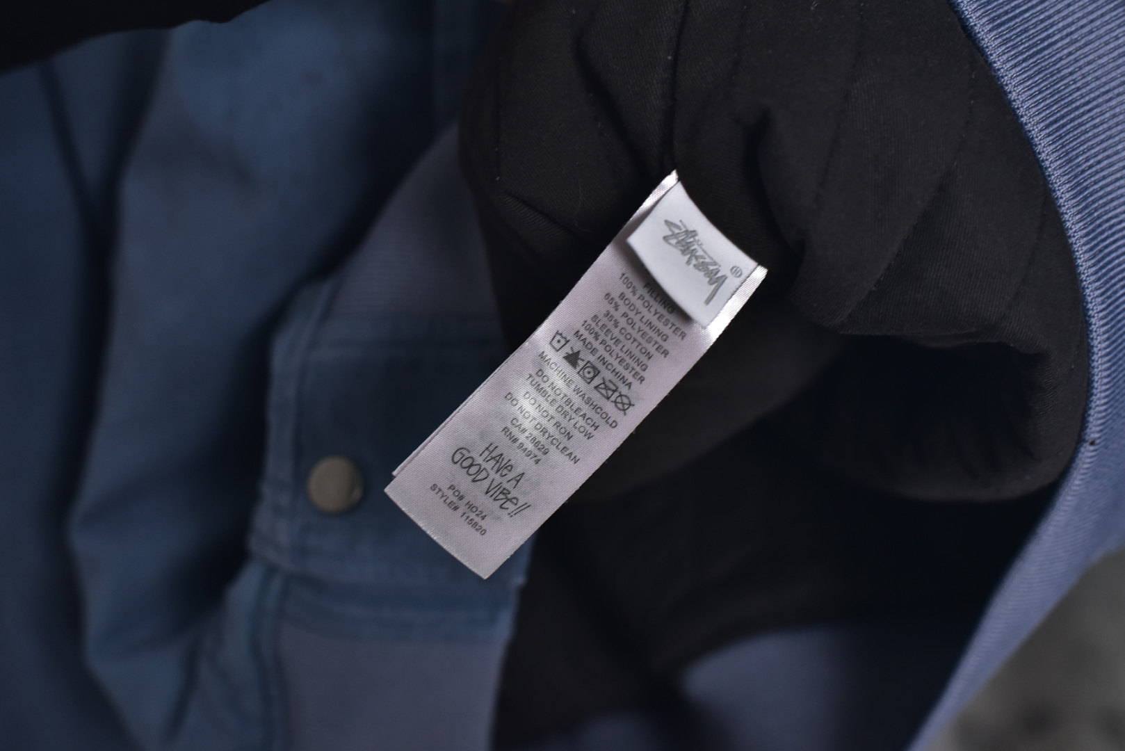 图片[5]-#Stussy/斯图西 24Fw 模糊涂鸦字母夹克外套 面部面料原版拆解打色进口环保纯棉2*2帆布面料，里布面料大身为纯棉竖纹面料，袖子为400T尼龙面料，内里与原版一致+夹棉，大身与袖子均为不同面料和不同绗线绗棉形状，纽扣、吊牌、吊粒、原版贴纸+原版货号全部定制 尺码：M-XXL-选品中心