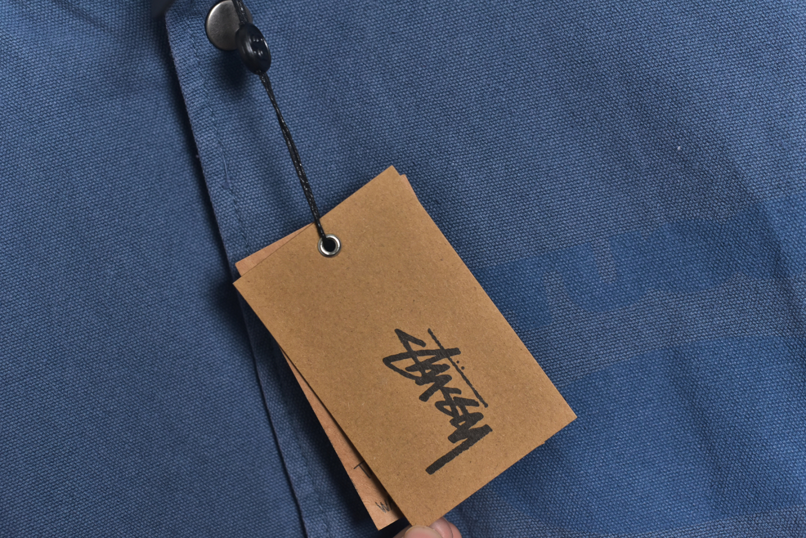 图片[7]-#Stussy/斯图西 24Fw 模糊涂鸦字母夹克外套 面部面料原版拆解打色进口环保纯棉2*2帆布面料，里布面料大身为纯棉竖纹面料，袖子为400T尼龙面料，内里与原版一致+夹棉，大身与袖子均为不同面料和不同绗线绗棉形状，纽扣、吊牌、吊粒、原版贴纸+原版货号全部定制 尺码：M-XXL-选品中心