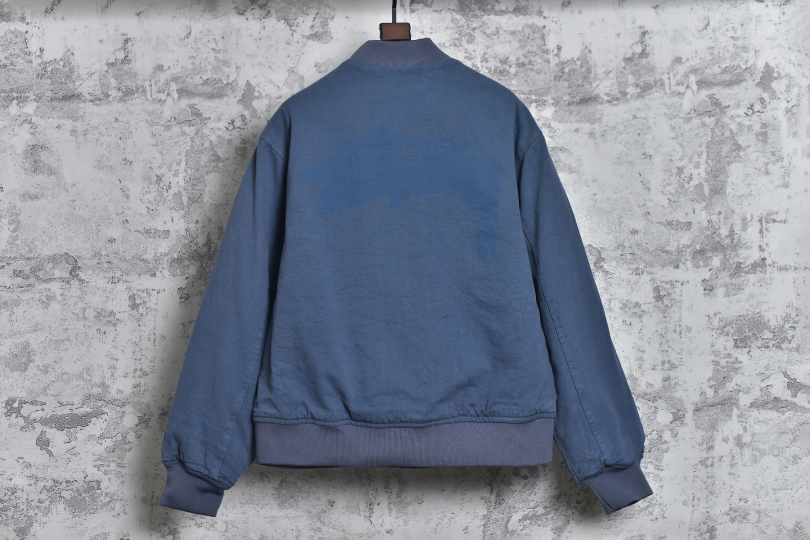 图片[2]-#Stussy/斯图西 24Fw 模糊涂鸦字母夹克外套 面部面料原版拆解打色进口环保纯棉2*2帆布面料，里布面料大身为纯棉竖纹面料，袖子为400T尼龙面料，内里与原版一致+夹棉，大身与袖子均为不同面料和不同绗线绗棉形状，纽扣、吊牌、吊粒、原版贴纸+原版货号全部定制 尺码：M-XXL-选品中心