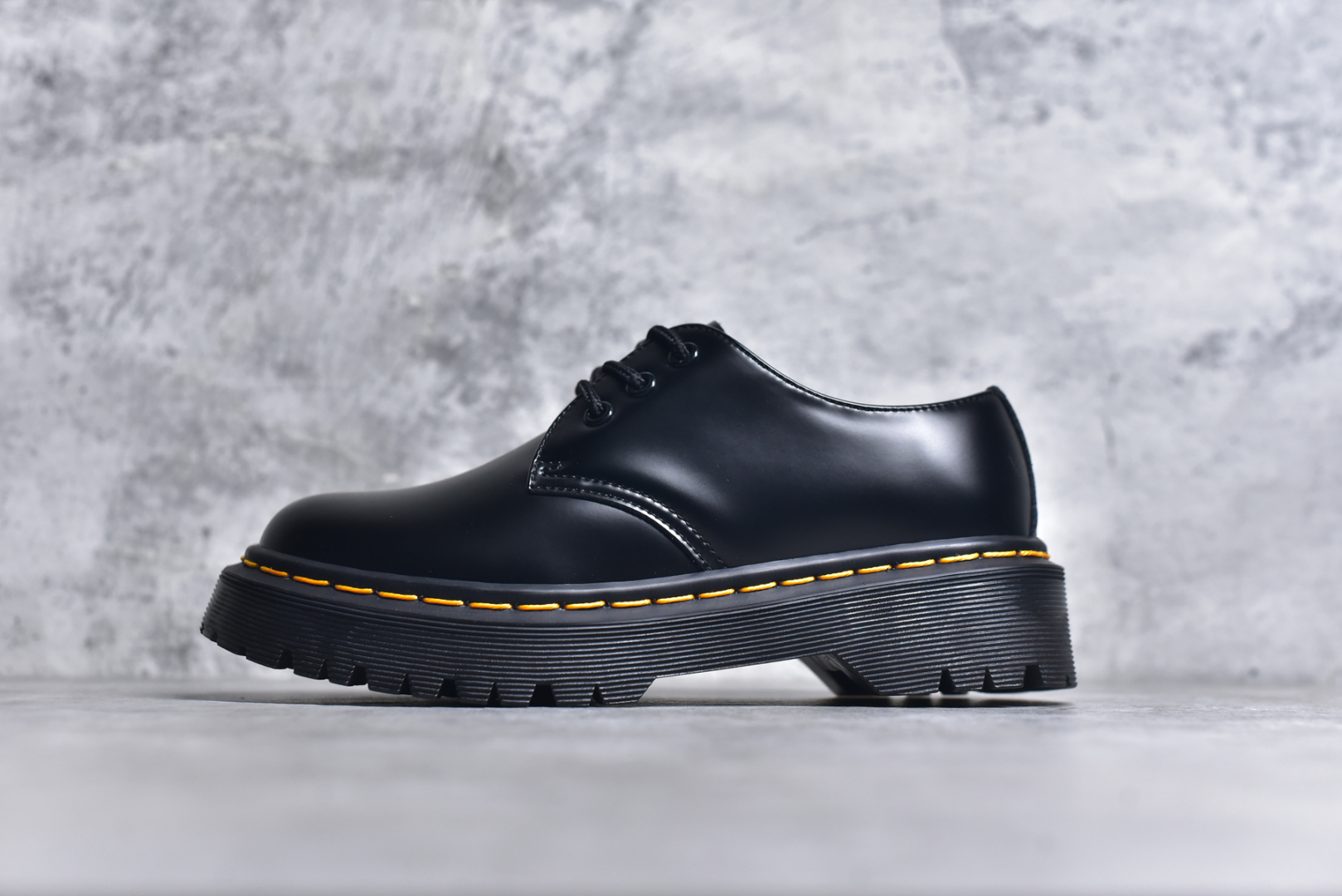 #Dr.Martens 马汀博士马丁靴 1461 三孔低帮中底硬皮黑色 某物同香港代购 同一批次订单 公司规格 原材生产 原版开边珠加厚光泽牛皮 Pvc生胶减重耐磨防滑大底 全靠机车手工走线车线 耐穿耐磨防寒御冻 经典系列生活随意搭配 原版专柜统一全套包装手提袋配件 货号： R11822202DF 尺码：35 36 37 38 39 40 41 42 43 44-选品中心