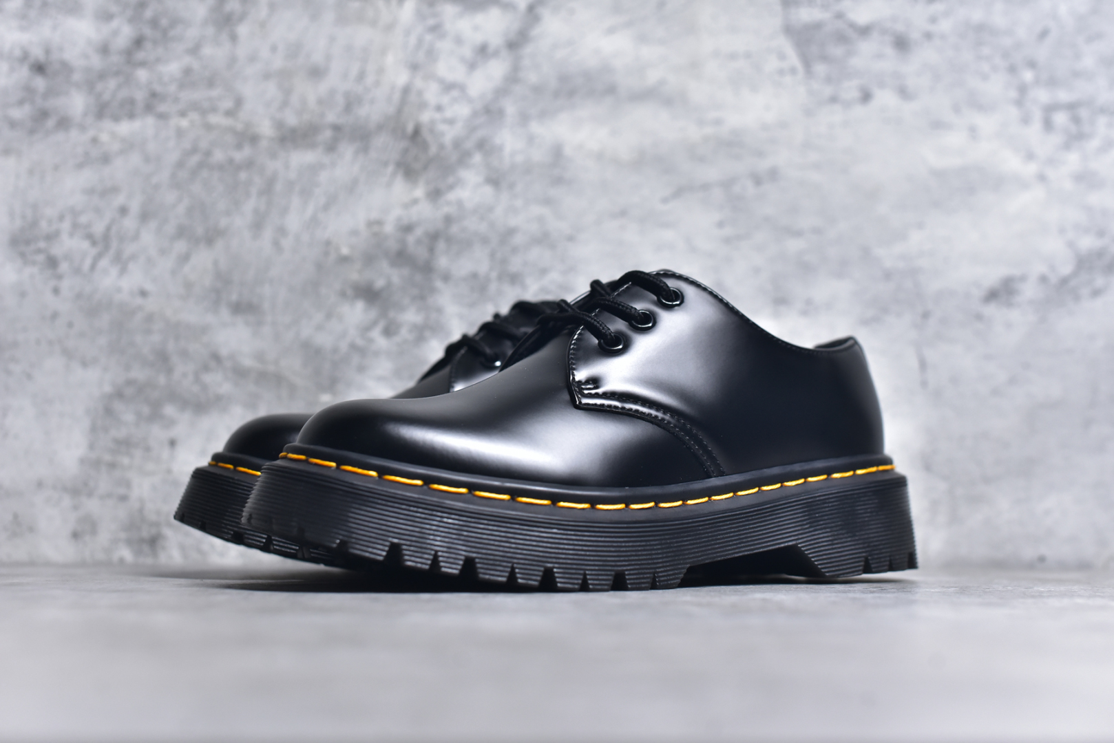 图片[2]-#Dr.Martens 马汀博士马丁靴 1461 三孔低帮中底硬皮黑色 某物同香港代购 同一批次订单 公司规格 原材生产 原版开边珠加厚光泽牛皮 Pvc生胶减重耐磨防滑大底 全靠机车手工走线车线 耐穿耐磨防寒御冻 经典系列生活随意搭配 原版专柜统一全套包装手提袋配件 货号： R11822202DF 尺码：35 36 37 38 39 40 41 42 43 44-选品中心