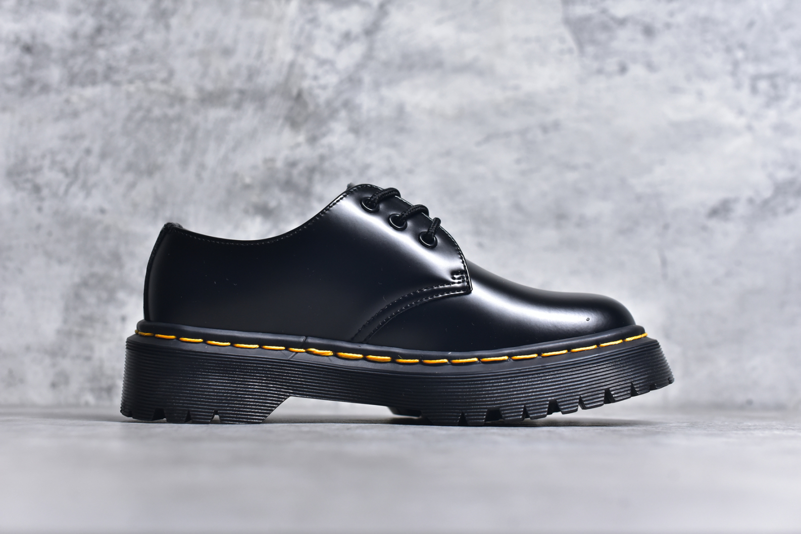 图片[3]-#Dr.Martens 马汀博士马丁靴 1461 三孔低帮中底硬皮黑色 某物同香港代购 同一批次订单 公司规格 原材生产 原版开边珠加厚光泽牛皮 Pvc生胶减重耐磨防滑大底 全靠机车手工走线车线 耐穿耐磨防寒御冻 经典系列生活随意搭配 原版专柜统一全套包装手提袋配件 货号： R11822202DF 尺码：35 36 37 38 39 40 41 42 43 44-选品中心