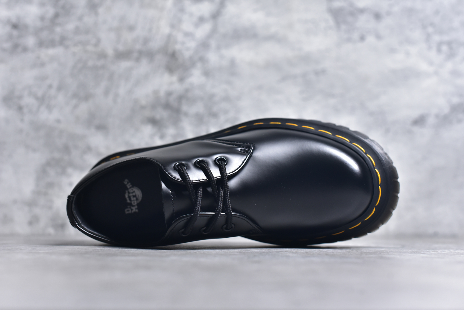 图片[4]-#Dr.Martens 马汀博士马丁靴 1461 三孔低帮中底硬皮黑色 某物同香港代购 同一批次订单 公司规格 原材生产 原版开边珠加厚光泽牛皮 Pvc生胶减重耐磨防滑大底 全靠机车手工走线车线 耐穿耐磨防寒御冻 经典系列生活随意搭配 原版专柜统一全套包装手提袋配件 货号： R11822202DF 尺码：35 36 37 38 39 40 41 42 43 44-选品中心
