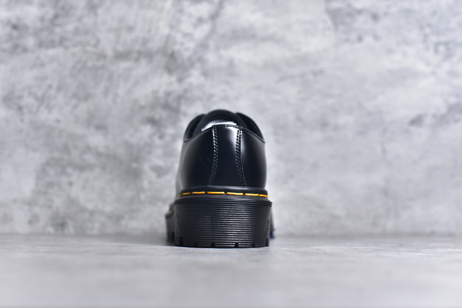 图片[5]-#Dr.Martens 马汀博士马丁靴 1461 三孔低帮中底硬皮黑色 某物同香港代购 同一批次订单 公司规格 原材生产 原版开边珠加厚光泽牛皮 Pvc生胶减重耐磨防滑大底 全靠机车手工走线车线 耐穿耐磨防寒御冻 经典系列生活随意搭配 原版专柜统一全套包装手提袋配件 货号： R11822202DF 尺码：35 36 37 38 39 40 41 42 43 44-选品中心