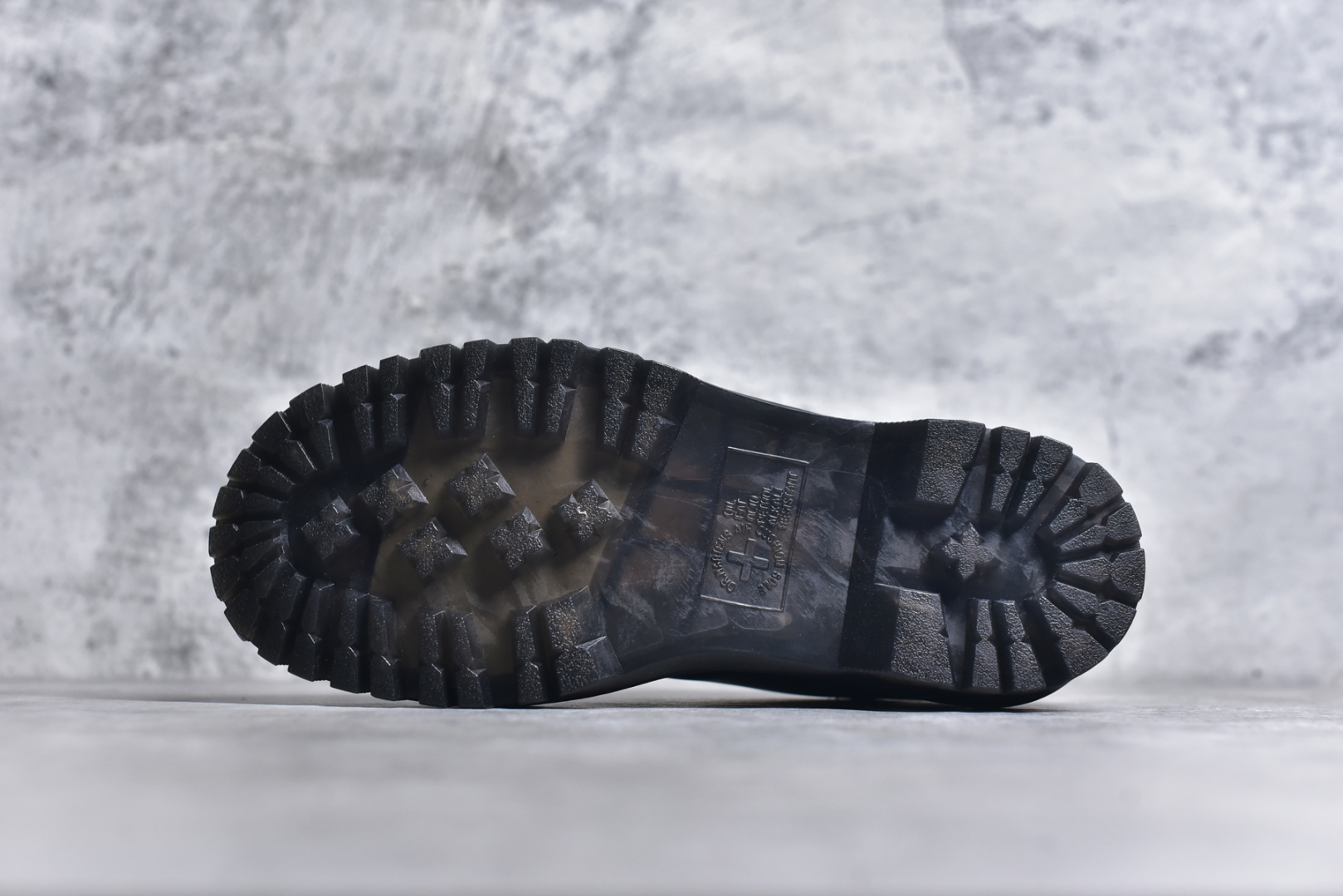 图片[6]-#Dr.Martens 马汀博士马丁靴 1461 三孔低帮中底硬皮黑色 某物同香港代购 同一批次订单 公司规格 原材生产 原版开边珠加厚光泽牛皮 Pvc生胶减重耐磨防滑大底 全靠机车手工走线车线 耐穿耐磨防寒御冻 经典系列生活随意搭配 原版专柜统一全套包装手提袋配件 货号： R11822202DF 尺码：35 36 37 38 39 40 41 42 43 44-选品中心
