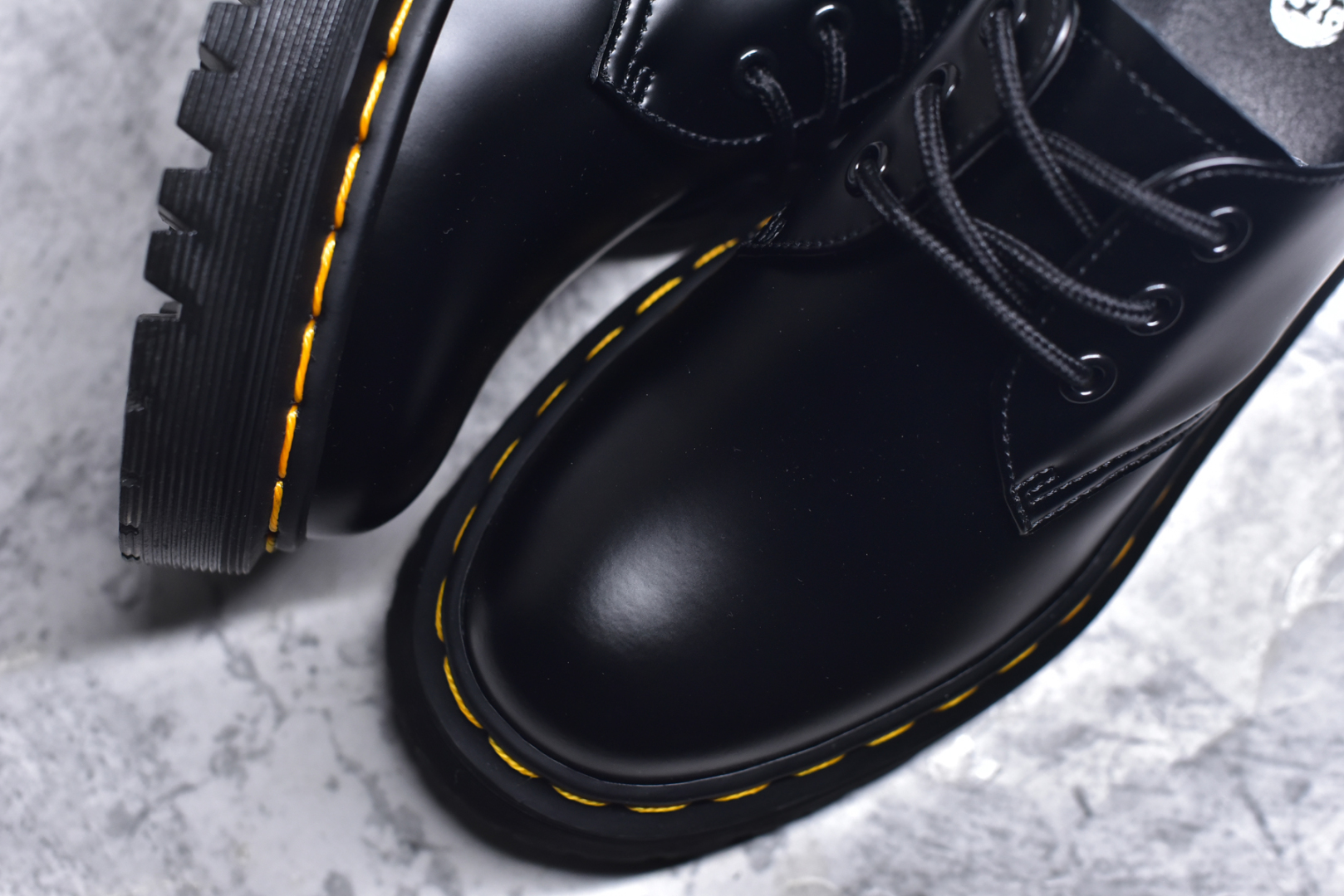 图片[8]-#Dr.Martens 马汀博士马丁靴 1461 三孔低帮中底硬皮黑色 某物同香港代购 同一批次订单 公司规格 原材生产 原版开边珠加厚光泽牛皮 Pvc生胶减重耐磨防滑大底 全靠机车手工走线车线 耐穿耐磨防寒御冻 经典系列生活随意搭配 原版专柜统一全套包装手提袋配件 货号： R11822202DF 尺码：35 36 37 38 39 40 41 42 43 44-选品中心