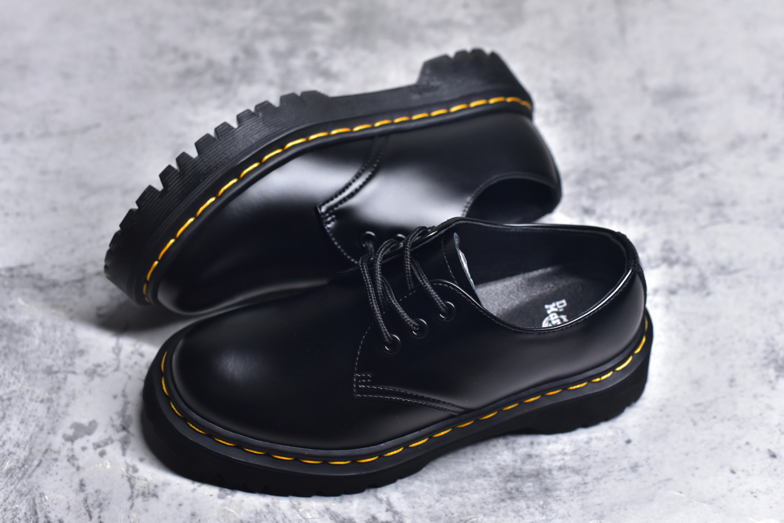图片[7]-#Dr.Martens 马汀博士马丁靴 1461 三孔低帮中底硬皮黑色 某物同香港代购 同一批次订单 公司规格 原材生产 原版开边珠加厚光泽牛皮 Pvc生胶减重耐磨防滑大底 全靠机车手工走线车线 耐穿耐磨防寒御冻 经典系列生活随意搭配 原版专柜统一全套包装手提袋配件 货号： R11822202DF 尺码：35 36 37 38 39 40 41 42 43 44-选品中心