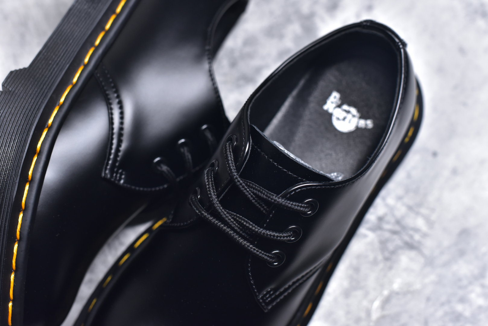 图片[9]-#Dr.Martens 马汀博士马丁靴 1461 三孔低帮中底硬皮黑色 某物同香港代购 同一批次订单 公司规格 原材生产 原版开边珠加厚光泽牛皮 Pvc生胶减重耐磨防滑大底 全靠机车手工走线车线 耐穿耐磨防寒御冻 经典系列生活随意搭配 原版专柜统一全套包装手提袋配件 货号： R11822202DF 尺码：35 36 37 38 39 40 41 42 43 44-选品中心