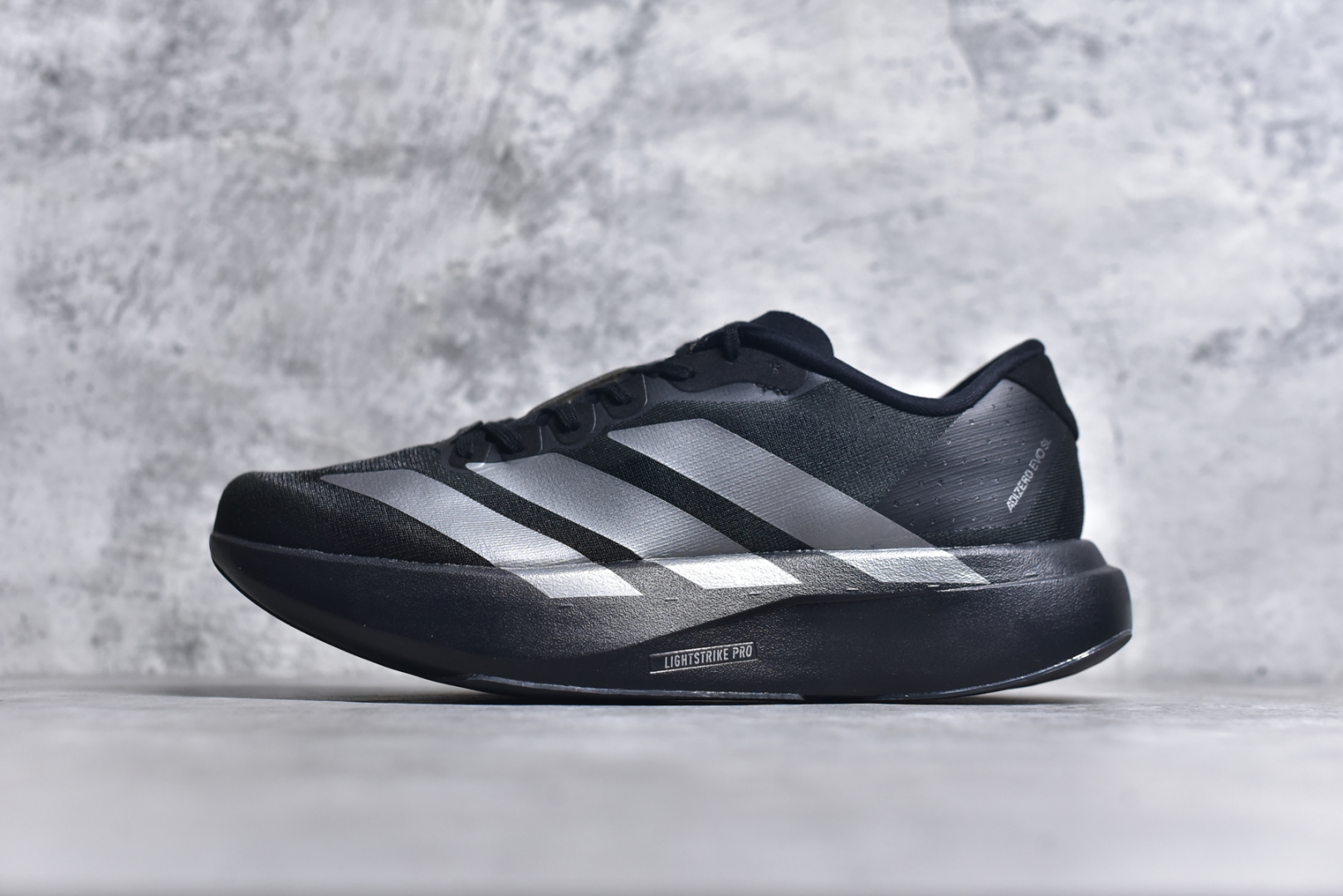 #AD Adizero Eva SL M 零度进化版系列低帮轻便透气竞速休闲运动慢跑鞋 JI7186 相信大家对去年 adidas 横空出世的「顶级超跑」adiZero Adios Pro EVO 1 记忆犹新！不仅登顶阿迪史上最轻跑鞋宝座，更在接下来的全球马拉松赛事中，持续书写着惊人成绩，被网友戏称新一代「阿迪神鞋」全网刷屏！极简设计语言与强烈速度感和存在感的鞋侧三线，让人过目不忘，特别种草！其中定位于中长跑训练的 adidas Adizero Evo SL，整体外观造型与 adiZero Adios Pro EVO 1 非常相似。中底配置方面搭载全掌 Lightstrike Pro，鞋面采用透气网面示人，契合日常训练鞋的定位，更加耐用。外底给到了马牌橡胶，及类似上代竞速旗舰 adidas Adizero Adios Pro 3 区域分布。整体看下来无论是外观的鲜明辨识度，还是配置的扎实程度都很顶。尺码：36 36⅔ 37⅓ 38 38⅔ 39⅓ 40 40⅔ 41⅓ 42 42⅔ 43⅓ 44 45-选品中心