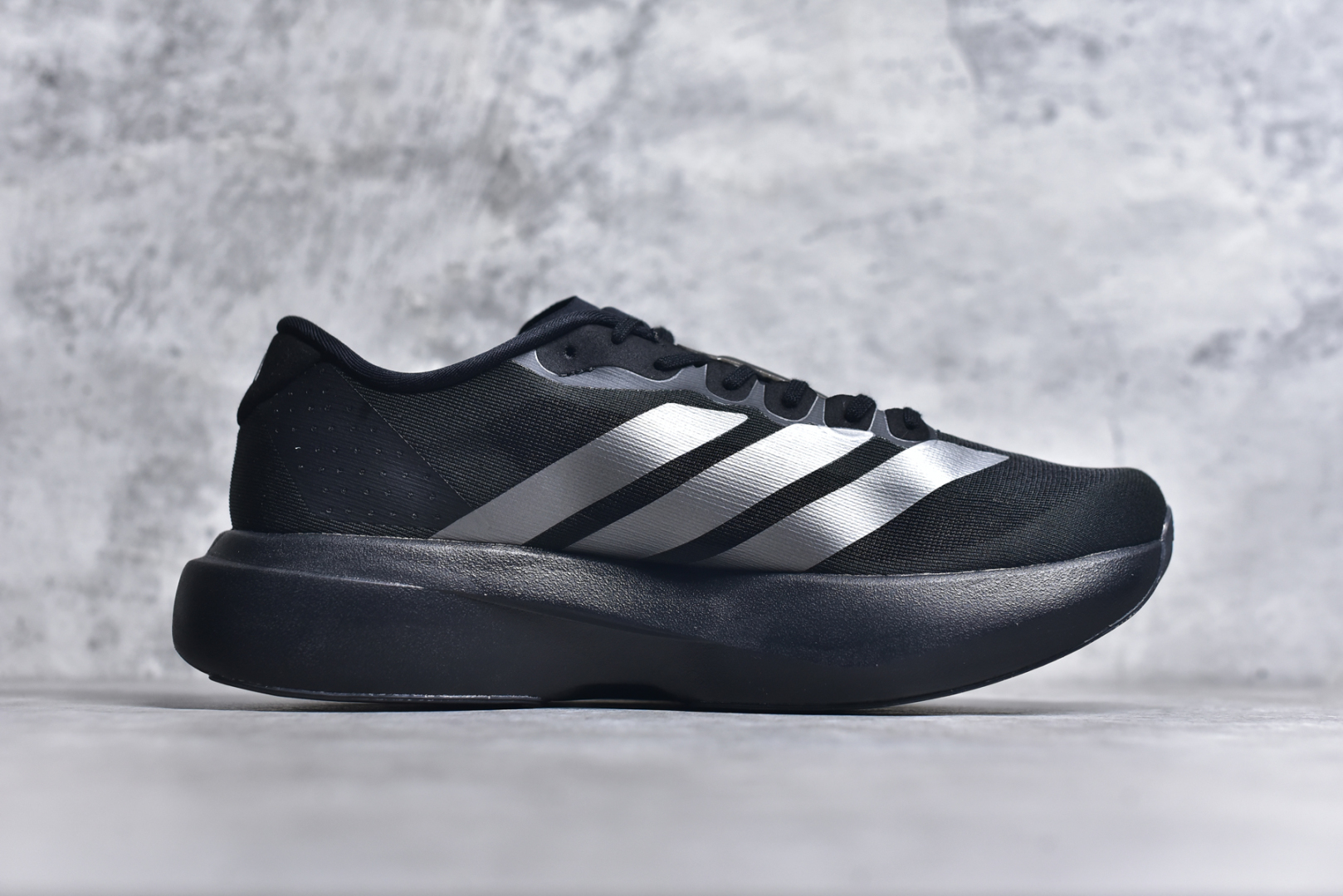 图片[3]-#AD Adizero Eva SL M 零度进化版系列低帮轻便透气竞速休闲运动慢跑鞋 JI7186 相信大家对去年 adidas 横空出世的「顶级超跑」adiZero Adios Pro EVO 1 记忆犹新！不仅登顶阿迪史上最轻跑鞋宝座，更在接下来的全球马拉松赛事中，持续书写着惊人成绩，被网友戏称新一代「阿迪神鞋」全网刷屏！极简设计语言与强烈速度感和存在感的鞋侧三线，让人过目不忘，特别种草！其中定位于中长跑训练的 adidas Adizero Evo SL，整体外观造型与 adiZero Adios Pro EVO 1 非常相似。中底配置方面搭载全掌 Lightstrike Pro，鞋面采用透气网面示人，契合日常训练鞋的定位，更加耐用。外底给到了马牌橡胶，及类似上代竞速旗舰 adidas Adizero Adios Pro 3 区域分布。整体看下来无论是外观的鲜明辨识度，还是配置的扎实程度都很顶。尺码：36 36⅔ 37⅓ 38 38⅔ 39⅓ 40 40⅔ 41⅓ 42 42⅔ 43⅓ 44 45-选品中心
