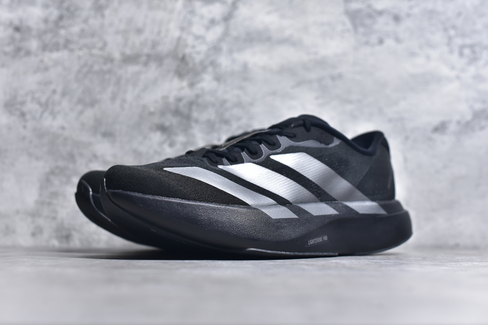 图片[2]-#AD Adizero Eva SL M 零度进化版系列低帮轻便透气竞速休闲运动慢跑鞋 JI7186 相信大家对去年 adidas 横空出世的「顶级超跑」adiZero Adios Pro EVO 1 记忆犹新！不仅登顶阿迪史上最轻跑鞋宝座，更在接下来的全球马拉松赛事中，持续书写着惊人成绩，被网友戏称新一代「阿迪神鞋」全网刷屏！极简设计语言与强烈速度感和存在感的鞋侧三线，让人过目不忘，特别种草！其中定位于中长跑训练的 adidas Adizero Evo SL，整体外观造型与 adiZero Adios Pro EVO 1 非常相似。中底配置方面搭载全掌 Lightstrike Pro，鞋面采用透气网面示人，契合日常训练鞋的定位，更加耐用。外底给到了马牌橡胶，及类似上代竞速旗舰 adidas Adizero Adios Pro 3 区域分布。整体看下来无论是外观的鲜明辨识度，还是配置的扎实程度都很顶。尺码：36 36⅔ 37⅓ 38 38⅔ 39⅓ 40 40⅔ 41⅓ 42 42⅔ 43⅓ 44 45-选品中心
