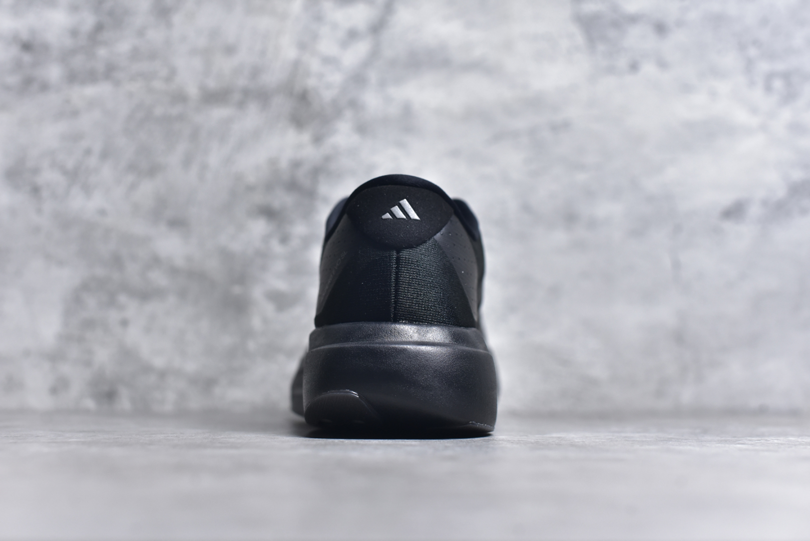 图片[5]-#AD Adizero Eva SL M 零度进化版系列低帮轻便透气竞速休闲运动慢跑鞋 JI7186 相信大家对去年 adidas 横空出世的「顶级超跑」adiZero Adios Pro EVO 1 记忆犹新！不仅登顶阿迪史上最轻跑鞋宝座，更在接下来的全球马拉松赛事中，持续书写着惊人成绩，被网友戏称新一代「阿迪神鞋」全网刷屏！极简设计语言与强烈速度感和存在感的鞋侧三线，让人过目不忘，特别种草！其中定位于中长跑训练的 adidas Adizero Evo SL，整体外观造型与 adiZero Adios Pro EVO 1 非常相似。中底配置方面搭载全掌 Lightstrike Pro，鞋面采用透气网面示人，契合日常训练鞋的定位，更加耐用。外底给到了马牌橡胶，及类似上代竞速旗舰 adidas Adizero Adios Pro 3 区域分布。整体看下来无论是外观的鲜明辨识度，还是配置的扎实程度都很顶。尺码：36 36⅔ 37⅓ 38 38⅔ 39⅓ 40 40⅔ 41⅓ 42 42⅔ 43⅓ 44 45-选品中心