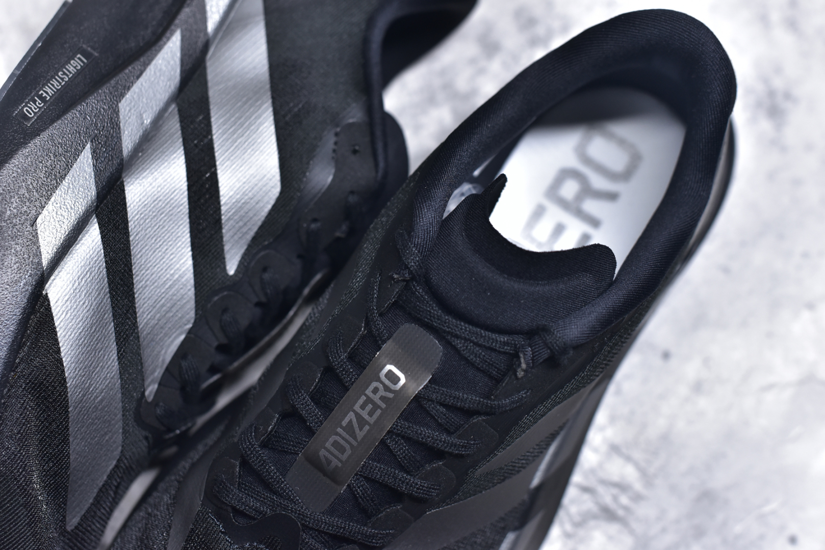 图片[9]-#AD Adizero Eva SL M 零度进化版系列低帮轻便透气竞速休闲运动慢跑鞋 JI7186 相信大家对去年 adidas 横空出世的「顶级超跑」adiZero Adios Pro EVO 1 记忆犹新！不仅登顶阿迪史上最轻跑鞋宝座，更在接下来的全球马拉松赛事中，持续书写着惊人成绩，被网友戏称新一代「阿迪神鞋」全网刷屏！极简设计语言与强烈速度感和存在感的鞋侧三线，让人过目不忘，特别种草！其中定位于中长跑训练的 adidas Adizero Evo SL，整体外观造型与 adiZero Adios Pro EVO 1 非常相似。中底配置方面搭载全掌 Lightstrike Pro，鞋面采用透气网面示人，契合日常训练鞋的定位，更加耐用。外底给到了马牌橡胶，及类似上代竞速旗舰 adidas Adizero Adios Pro 3 区域分布。整体看下来无论是外观的鲜明辨识度，还是配置的扎实程度都很顶。尺码：36 36⅔ 37⅓ 38 38⅔ 39⅓ 40 40⅔ 41⅓ 42 42⅔ 43⅓ 44 45-选品中心