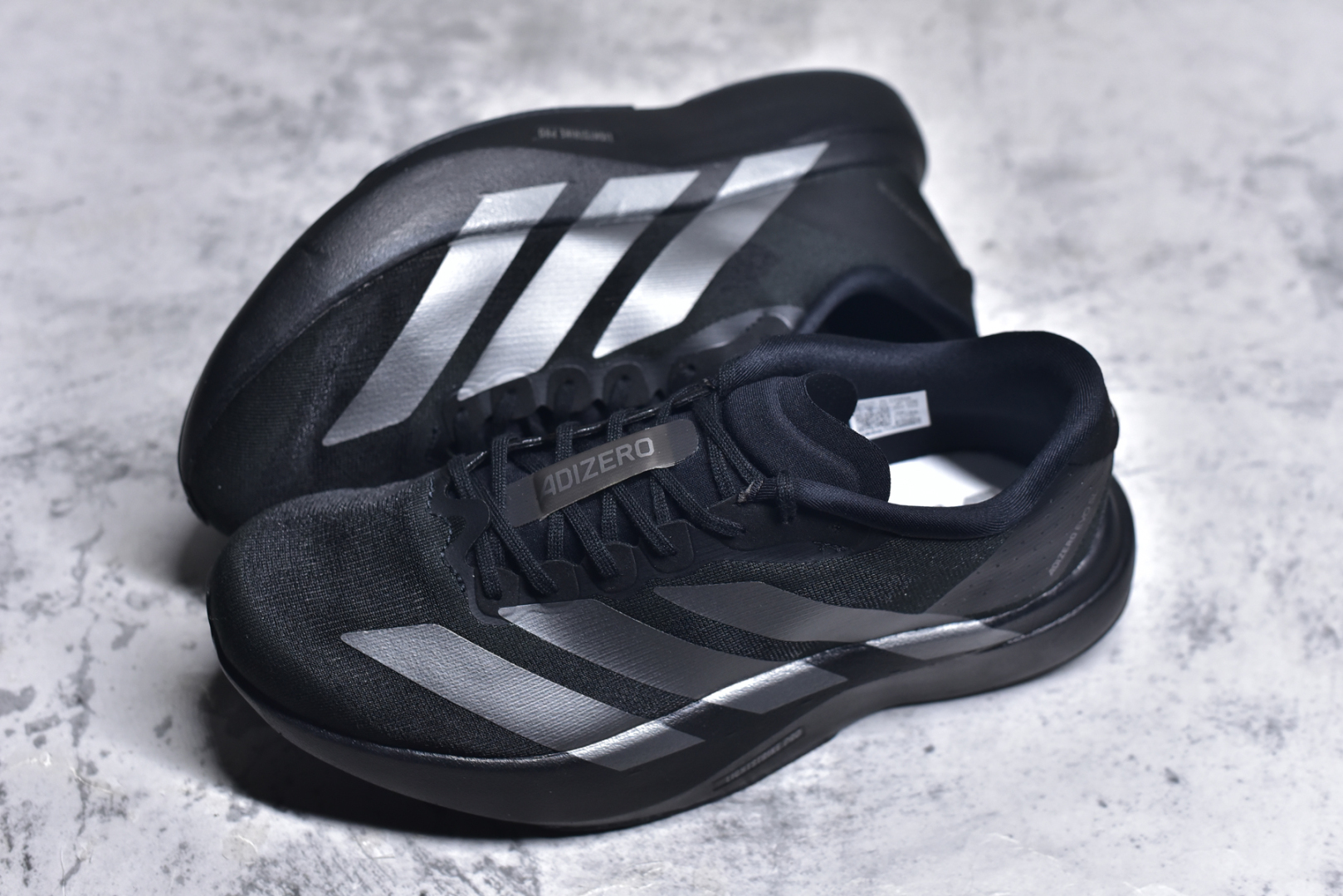 图片[7]-#AD Adizero Eva SL M 零度进化版系列低帮轻便透气竞速休闲运动慢跑鞋 JI7186 相信大家对去年 adidas 横空出世的「顶级超跑」adiZero Adios Pro EVO 1 记忆犹新！不仅登顶阿迪史上最轻跑鞋宝座，更在接下来的全球马拉松赛事中，持续书写着惊人成绩，被网友戏称新一代「阿迪神鞋」全网刷屏！极简设计语言与强烈速度感和存在感的鞋侧三线，让人过目不忘，特别种草！其中定位于中长跑训练的 adidas Adizero Evo SL，整体外观造型与 adiZero Adios Pro EVO 1 非常相似。中底配置方面搭载全掌 Lightstrike Pro，鞋面采用透气网面示人，契合日常训练鞋的定位，更加耐用。外底给到了马牌橡胶，及类似上代竞速旗舰 adidas Adizero Adios Pro 3 区域分布。整体看下来无论是外观的鲜明辨识度，还是配置的扎实程度都很顶。尺码：36 36⅔ 37⅓ 38 38⅔ 39⅓ 40 40⅔ 41⅓ 42 42⅔ 43⅓ 44 45-选品中心
