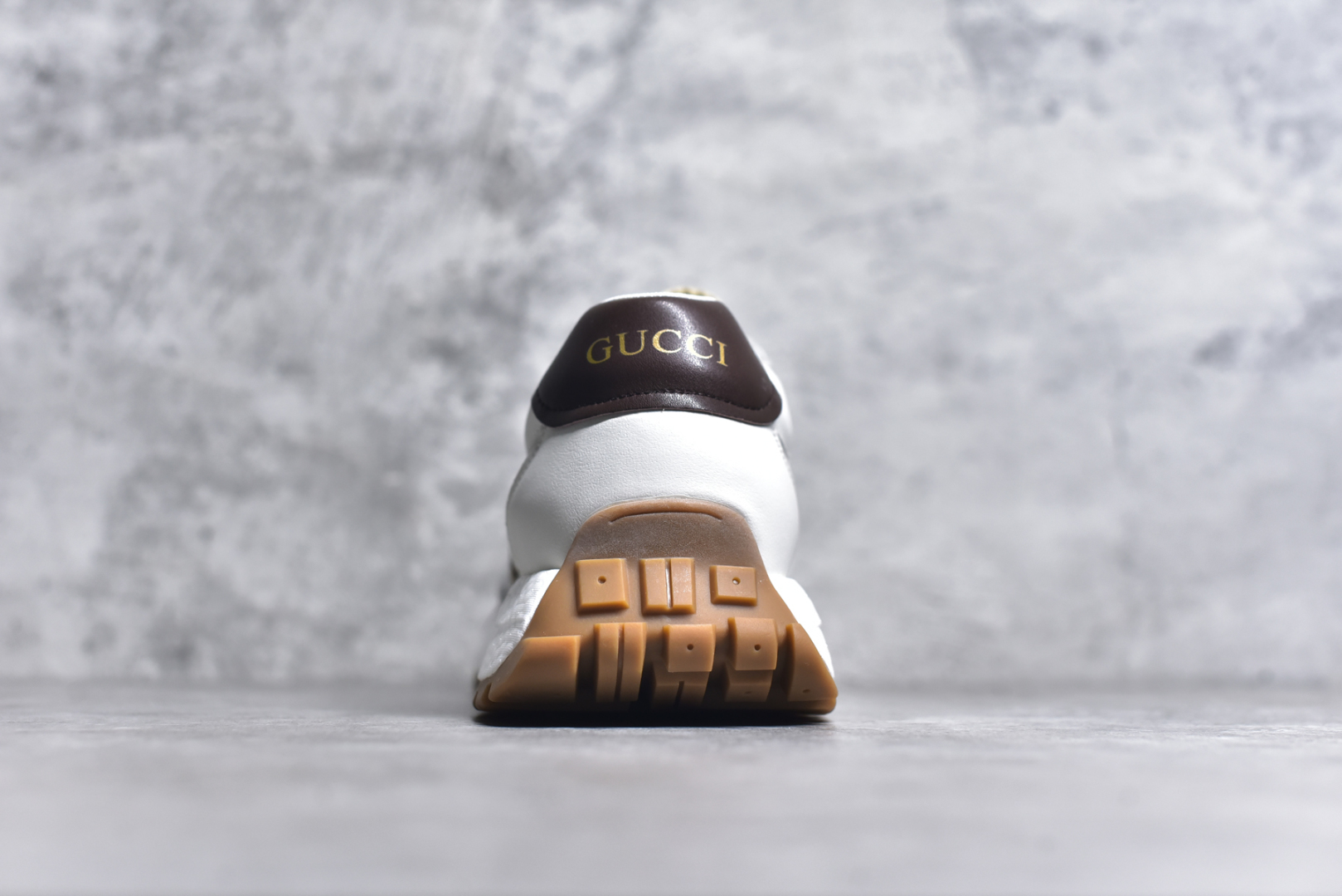 图片[5]-#Gu Chunky B Screener GG 古驰春季新款休闲运动鞋系列 广东大厂出品 原版盒子 官方一致原 原标原盒 官方全套配件 原装雪梨形超软沙绒纸团 手工上线 不开胶 该品牌鞋款在制作中使用的是环保植物胶水 采用厚底结构 巧妙运用外观设计、配色和材质三重元素 展现出复古风范 别致的橡胶发泡鞋底 搭配米色和乌木色经典GG帆布鞋身及同色调皮革滚边 突显时尚大气的品味 尺码：39 40 41 42 43 44 （皮鞋码）-选品中心