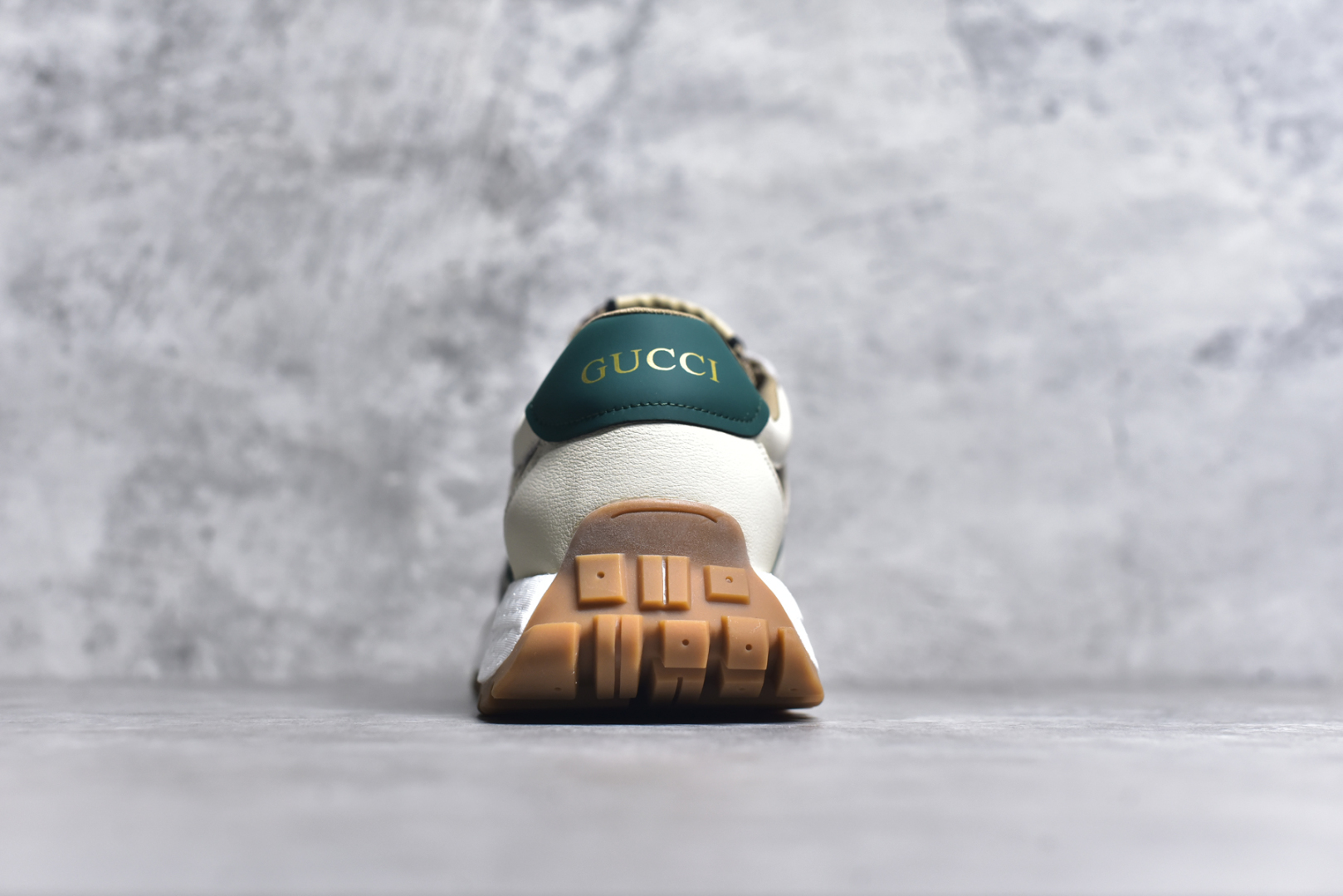 图片[5]-#Gu Chunky B Screener GG 古驰春季新款休闲运动鞋系列 广东大厂出品 原版盒子 官方一致原 原标原盒 官方全套配件 原装雪梨形超软沙绒纸团 手工上线 不开胶 该品牌鞋款在制作中使用的是环保植物胶水 采用厚底结构 巧妙运用外观设计、配色和材质三重元素 展现出复古风范 别致的橡胶发泡鞋底 搭配米色和乌木色经典GG帆布鞋身及同色调皮革滚边 突显时尚大气的品味 尺码：39 40 41 42 43 44 （皮鞋码）-选品中心