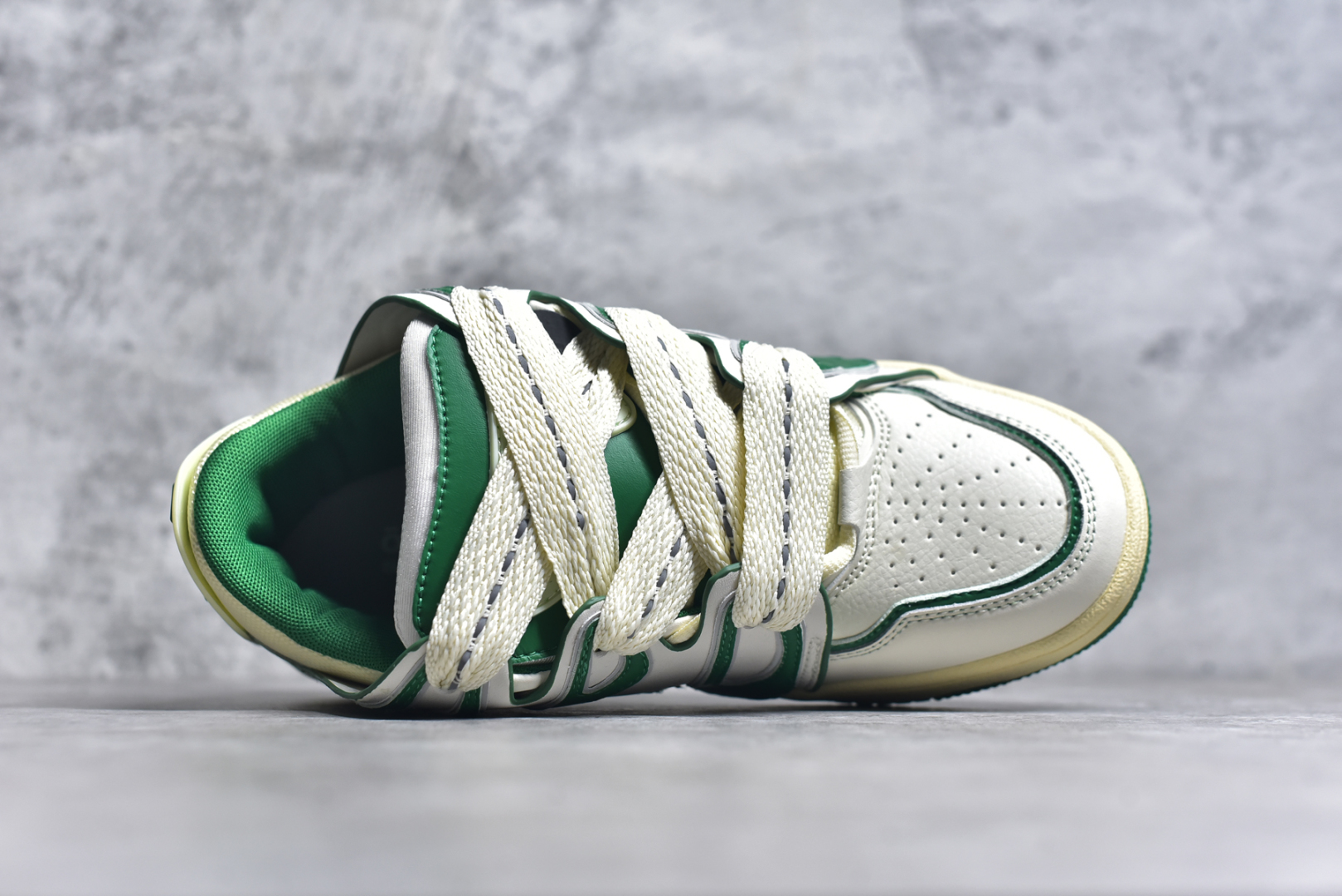 图片[4]-#OLD ORDER Skater 001 联名复古时尚滑板鞋面包鞋 复古滑板鞋 风格回潮 OLD ORDER 品牌推出了原创鞋款SKATER-001 一双兼具了运动与潮流复古属性的高品质球鞋 产品设计开发历时8个月 鞋底模具经历3次调整 鞋面打样经历5次调整 只为把高品质的产品状态带给各位 SKATER-001设计风格以上世纪80-90年代经典滑板鞋为灵感 将原汁原味的复古风格赋予全新的工艺质感 明亮活泼的设计风格 融入My Melody伙伴们的元素 多种面料和颜色的选择 赋予生生不息的潮流活力 独特附赠可拆卸卡通形象3D鞋面装饰 不止点缀 还有玩乐 以复古玩具为灵感打造的收藏鞋盒 与孩童时期的自己产生共鸣 创造难忘的开箱体验 尺码 36 37 38 39 40 41 42 43 44 45-选品中心