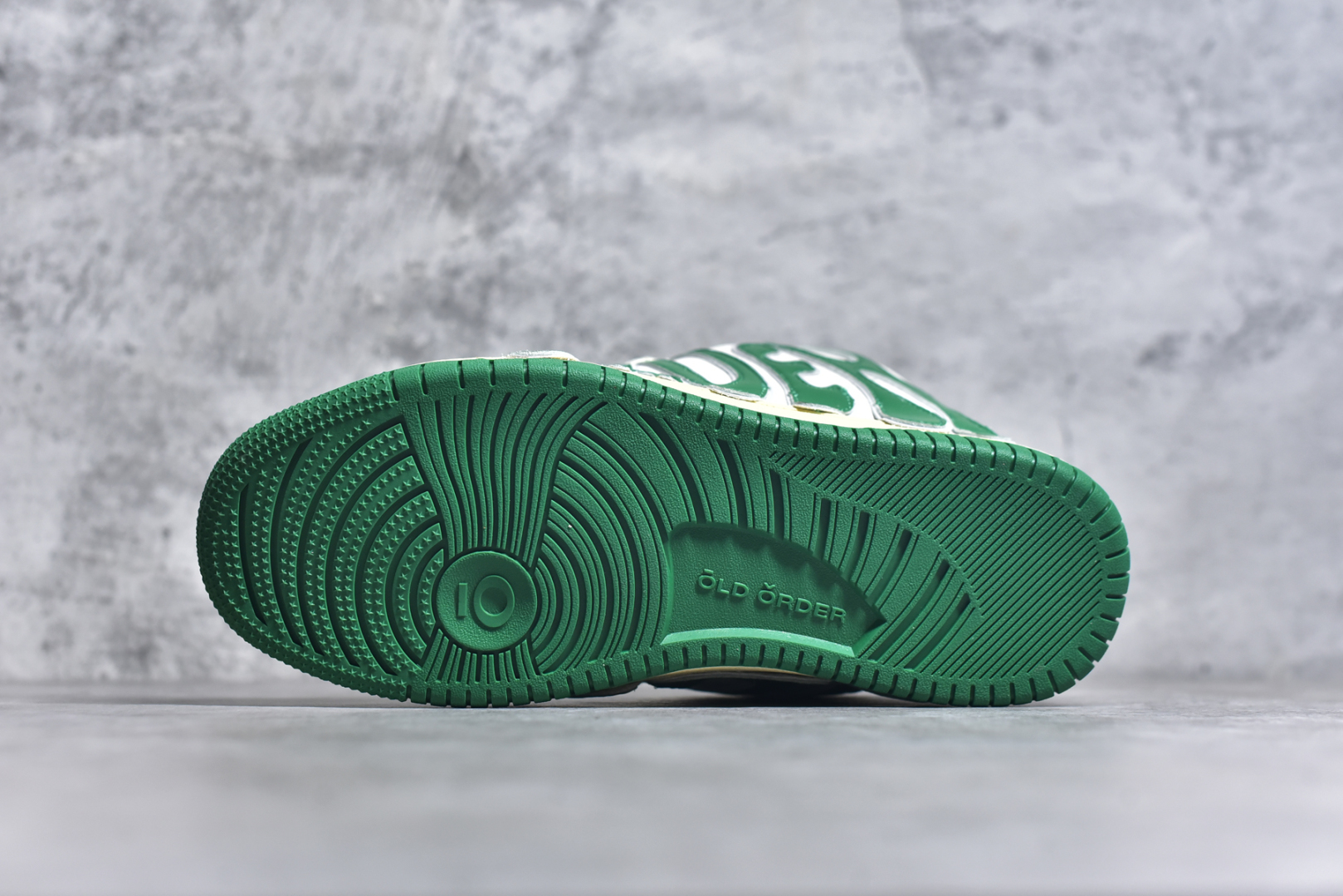 图片[6]-#OLD ORDER Skater 001 联名复古时尚滑板鞋面包鞋 复古滑板鞋 风格回潮 OLD ORDER 品牌推出了原创鞋款SKATER-001 一双兼具了运动与潮流复古属性的高品质球鞋 产品设计开发历时8个月 鞋底模具经历3次调整 鞋面打样经历5次调整 只为把高品质的产品状态带给各位 SKATER-001设计风格以上世纪80-90年代经典滑板鞋为灵感 将原汁原味的复古风格赋予全新的工艺质感 明亮活泼的设计风格 融入My Melody伙伴们的元素 多种面料和颜色的选择 赋予生生不息的潮流活力 独特附赠可拆卸卡通形象3D鞋面装饰 不止点缀 还有玩乐 以复古玩具为灵感打造的收藏鞋盒 与孩童时期的自己产生共鸣 创造难忘的开箱体验 尺码 36 37 38 39 40 41 42 43 44 45-选品中心