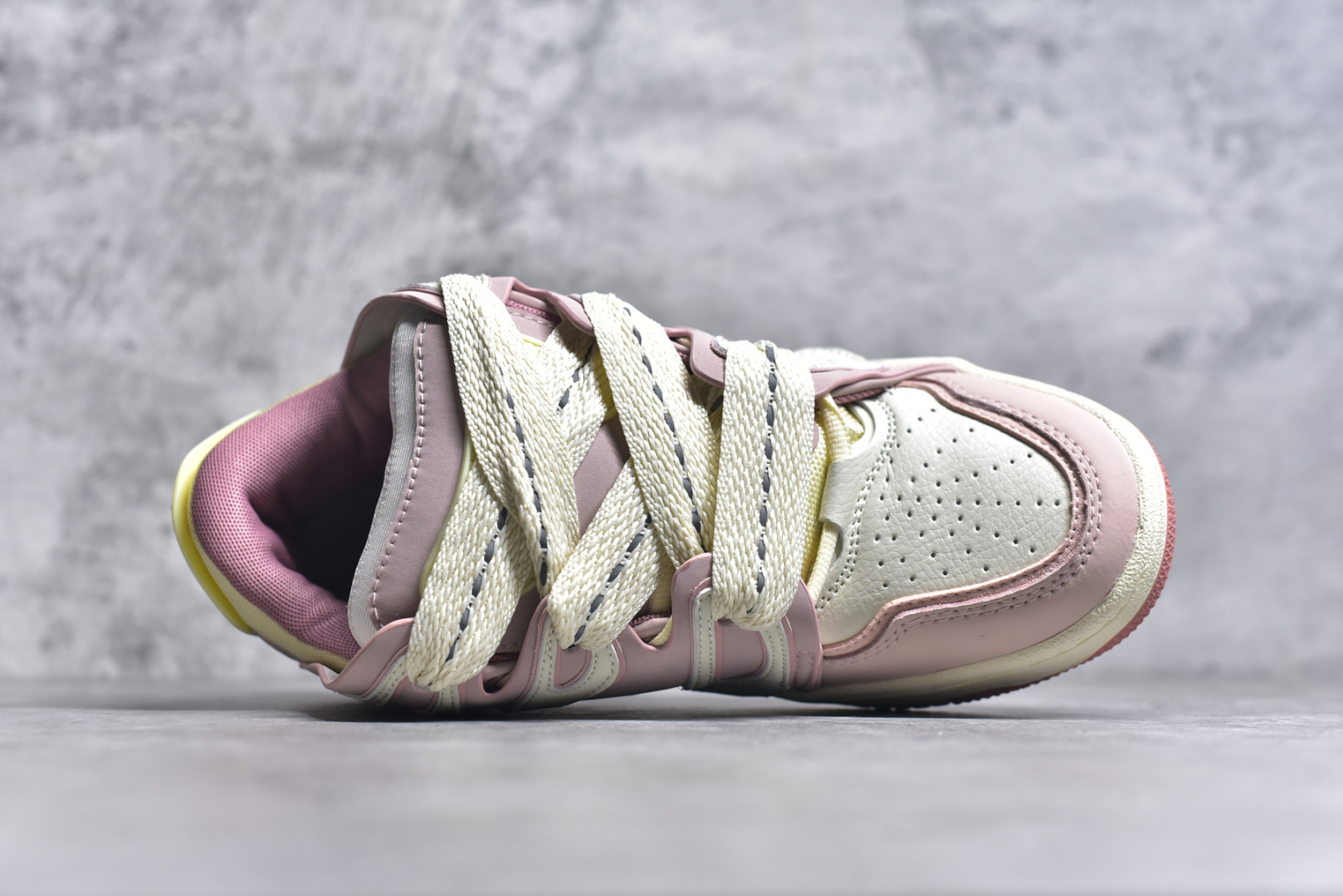 图片[4]-#OLD ORDER Skater 001 联名复古时尚滑板鞋面包鞋 复古滑板鞋 风格回潮 OLD ORDER 品牌推出了原创鞋款SKATER-001 一双兼具了运动与潮流复古属性的高品质球鞋 产品设计开发历时8个月 鞋底模具经历3次调整 鞋面打样经历5次调整 只为把高品质的产品状态带给各位 SKATER-001设计风格以上世纪80-90年代经典滑板鞋为灵感 将原汁原味的复古风格赋予全新的工艺质感 明亮活泼的设计风格 融入My Melody伙伴们的元素 多种面料和颜色的选择 赋予生生不息的潮流活力 独特附赠可拆卸卡通形象3D鞋面装饰 不止点缀 还有玩乐 以复古玩具为灵感打造的收藏鞋盒 与孩童时期的自己产生共鸣 创造难忘的开箱体验 尺码 36 37 38 39 40 41 42 43 44 45-选品中心