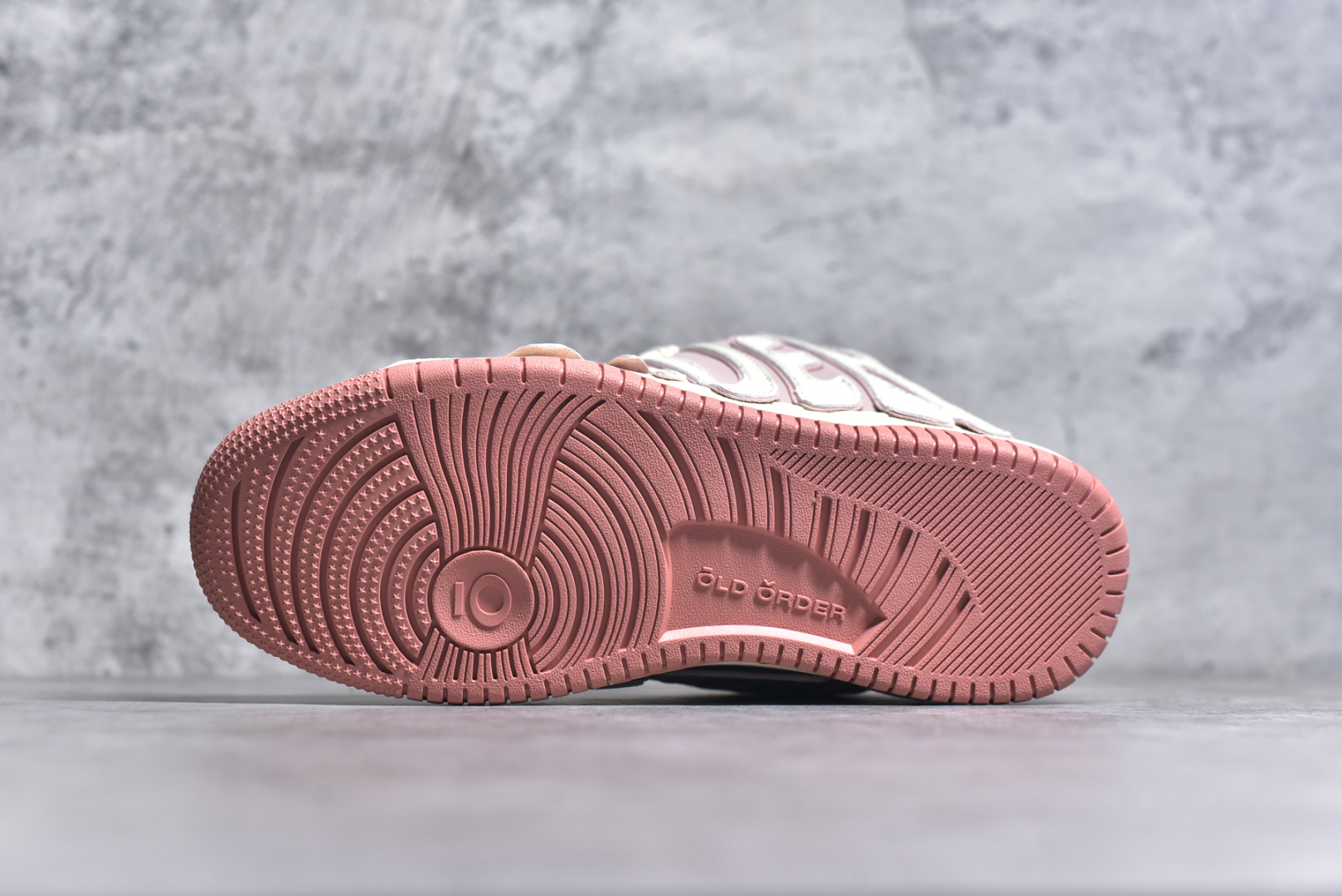 图片[6]-#OLD ORDER Skater 001 联名复古时尚滑板鞋面包鞋 复古滑板鞋 风格回潮 OLD ORDER 品牌推出了原创鞋款SKATER-001 一双兼具了运动与潮流复古属性的高品质球鞋 产品设计开发历时8个月 鞋底模具经历3次调整 鞋面打样经历5次调整 只为把高品质的产品状态带给各位 SKATER-001设计风格以上世纪80-90年代经典滑板鞋为灵感 将原汁原味的复古风格赋予全新的工艺质感 明亮活泼的设计风格 融入My Melody伙伴们的元素 多种面料和颜色的选择 赋予生生不息的潮流活力 独特附赠可拆卸卡通形象3D鞋面装饰 不止点缀 还有玩乐 以复古玩具为灵感打造的收藏鞋盒 与孩童时期的自己产生共鸣 创造难忘的开箱体验 尺码 36 37 38 39 40 41 42 43 44 45-选品中心