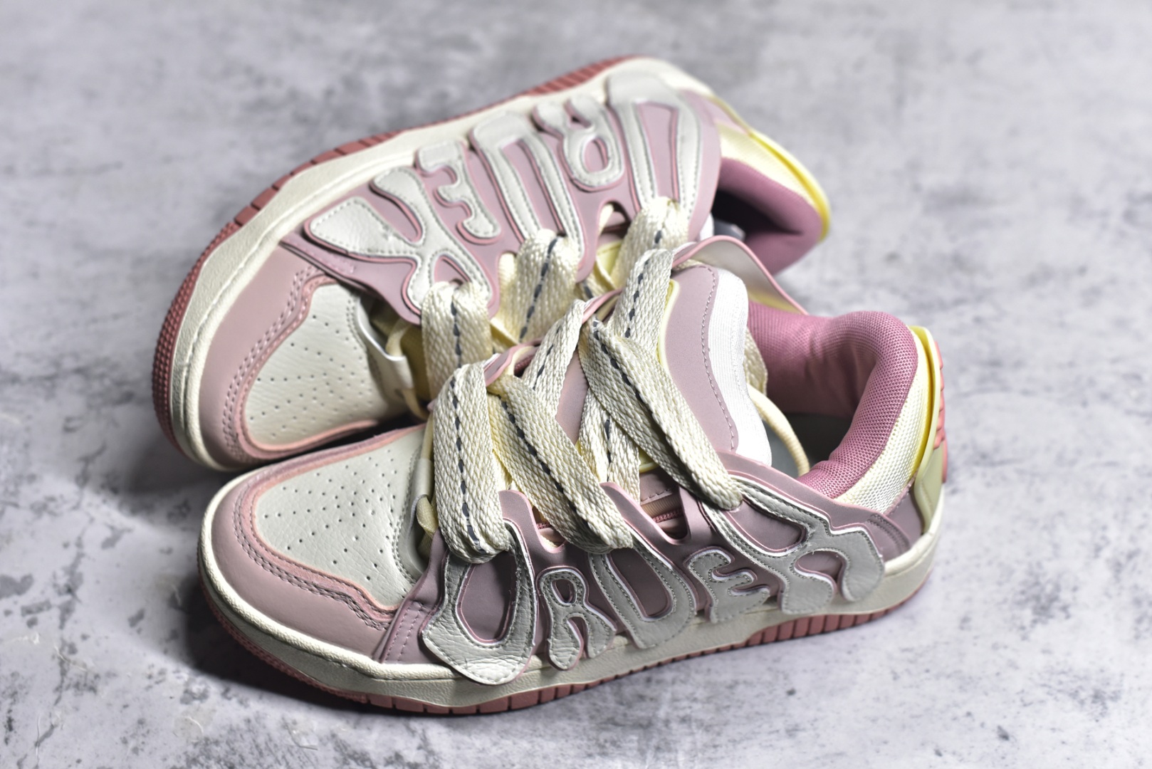 图片[7]-#OLD ORDER Skater 001 联名复古时尚滑板鞋面包鞋 复古滑板鞋 风格回潮 OLD ORDER 品牌推出了原创鞋款SKATER-001 一双兼具了运动与潮流复古属性的高品质球鞋 产品设计开发历时8个月 鞋底模具经历3次调整 鞋面打样经历5次调整 只为把高品质的产品状态带给各位 SKATER-001设计风格以上世纪80-90年代经典滑板鞋为灵感 将原汁原味的复古风格赋予全新的工艺质感 明亮活泼的设计风格 融入My Melody伙伴们的元素 多种面料和颜色的选择 赋予生生不息的潮流活力 独特附赠可拆卸卡通形象3D鞋面装饰 不止点缀 还有玩乐 以复古玩具为灵感打造的收藏鞋盒 与孩童时期的自己产生共鸣 创造难忘的开箱体验 尺码 36 37 38 39 40 41 42 43 44 45-选品中心