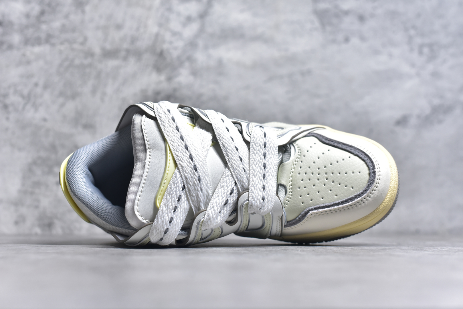 图片[4]-#OLD ORDER Skater 001 联名复古时尚滑板鞋面包鞋 复古滑板鞋 风格回潮 OLD ORDER 品牌推出了原创鞋款SKATER-001 一双兼具了运动与潮流复古属性的高品质球鞋 产品设计开发历时8个月 鞋底模具经历3次调整 鞋面打样经历5次调整 只为把高品质的产品状态带给各位 SKATER-001设计风格以上世纪80-90年代经典滑板鞋为灵感 将原汁原味的复古风格赋予全新的工艺质感 明亮活泼的设计风格 融入My Melody伙伴们的元素 多种面料和颜色的选择 赋予生生不息的潮流活力 独特附赠可拆卸卡通形象3D鞋面装饰 不止点缀 还有玩乐 以复古玩具为灵感打造的收藏鞋盒 与孩童时期的自己产生共鸣 创造难忘的开箱体验 尺码 36 37 38 39 40 41 42 43 44 45-选品中心