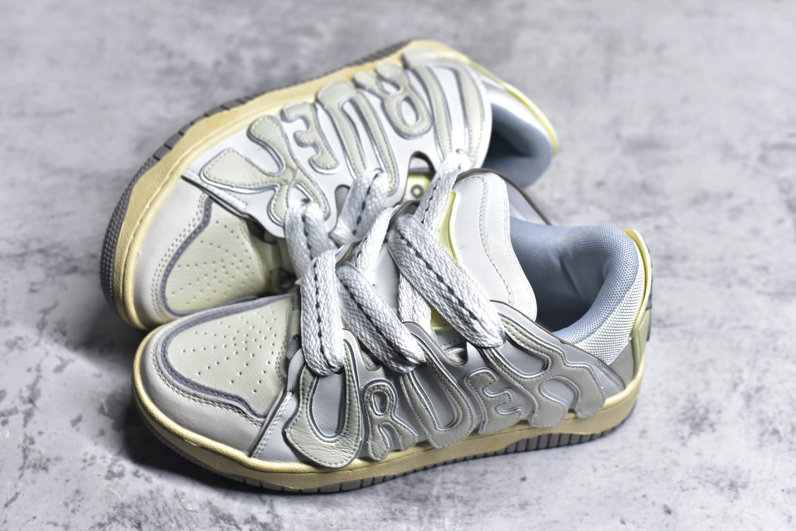 图片[7]-#OLD ORDER Skater 001 联名复古时尚滑板鞋面包鞋 复古滑板鞋 风格回潮 OLD ORDER 品牌推出了原创鞋款SKATER-001 一双兼具了运动与潮流复古属性的高品质球鞋 产品设计开发历时8个月 鞋底模具经历3次调整 鞋面打样经历5次调整 只为把高品质的产品状态带给各位 SKATER-001设计风格以上世纪80-90年代经典滑板鞋为灵感 将原汁原味的复古风格赋予全新的工艺质感 明亮活泼的设计风格 融入My Melody伙伴们的元素 多种面料和颜色的选择 赋予生生不息的潮流活力 独特附赠可拆卸卡通形象3D鞋面装饰 不止点缀 还有玩乐 以复古玩具为灵感打造的收藏鞋盒 与孩童时期的自己产生共鸣 创造难忘的开箱体验 尺码 36 37 38 39 40 41 42 43 44 45-选品中心