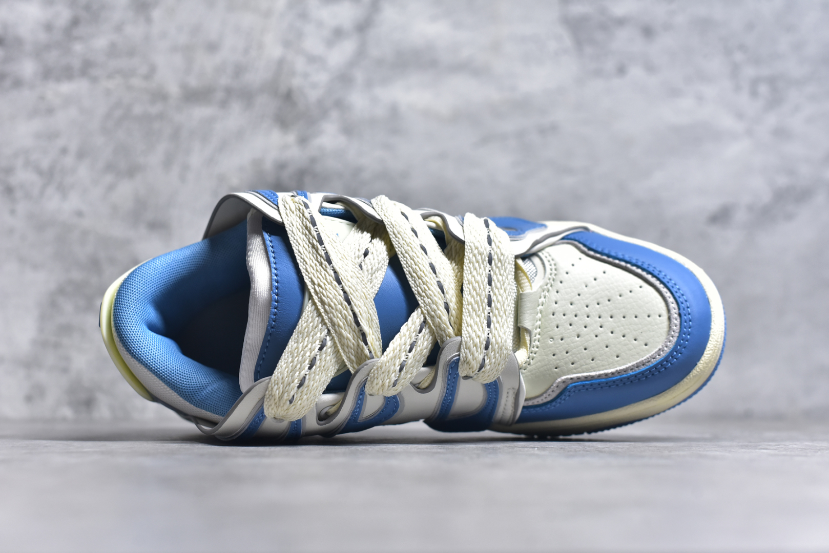 图片[4]-#OLD ORDER Skater 001 联名复古时尚滑板鞋面包鞋 复古滑板鞋 风格回潮 OLD ORDER 品牌推出了原创鞋款SKATER-001 一双兼具了运动与潮流复古属性的高品质球鞋 产品设计开发历时8个月 鞋底模具经历3次调整 鞋面打样经历5次调整 只为把高品质的产品状态带给各位 SKATER-001设计风格以上世纪80-90年代经典滑板鞋为灵感 将原汁原味的复古风格赋予全新的工艺质感 明亮活泼的设计风格 融入My Melody伙伴们的元素 多种面料和颜色的选择 赋予生生不息的潮流活力 独特附赠可拆卸卡通形象3D鞋面装饰 不止点缀 还有玩乐 以复古玩具为灵感打造的收藏鞋盒 与孩童时期的自己产生共鸣 创造难忘的开箱体验 尺码 36 37 38 39 40 41 42 43 44 45-选品中心