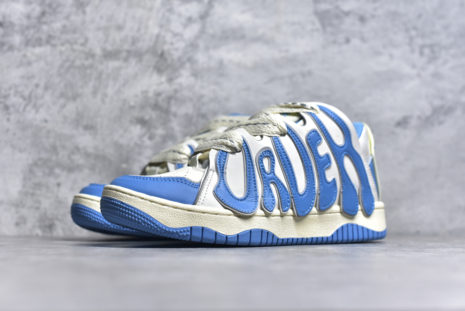 图片[2]-#OLD ORDER Skater 001 联名复古时尚滑板鞋面包鞋 复古滑板鞋 风格回潮 OLD ORDER 品牌推出了原创鞋款SKATER-001 一双兼具了运动与潮流复古属性的高品质球鞋 产品设计开发历时8个月 鞋底模具经历3次调整 鞋面打样经历5次调整 只为把高品质的产品状态带给各位 SKATER-001设计风格以上世纪80-90年代经典滑板鞋为灵感 将原汁原味的复古风格赋予全新的工艺质感 明亮活泼的设计风格 融入My Melody伙伴们的元素 多种面料和颜色的选择 赋予生生不息的潮流活力 独特附赠可拆卸卡通形象3D鞋面装饰 不止点缀 还有玩乐 以复古玩具为灵感打造的收藏鞋盒 与孩童时期的自己产生共鸣 创造难忘的开箱体验 尺码 36 37 38 39 40 41 42 43 44 45-选品中心