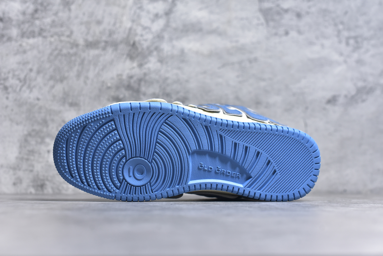 图片[6]-#OLD ORDER Skater 001 联名复古时尚滑板鞋面包鞋 复古滑板鞋 风格回潮 OLD ORDER 品牌推出了原创鞋款SKATER-001 一双兼具了运动与潮流复古属性的高品质球鞋 产品设计开发历时8个月 鞋底模具经历3次调整 鞋面打样经历5次调整 只为把高品质的产品状态带给各位 SKATER-001设计风格以上世纪80-90年代经典滑板鞋为灵感 将原汁原味的复古风格赋予全新的工艺质感 明亮活泼的设计风格 融入My Melody伙伴们的元素 多种面料和颜色的选择 赋予生生不息的潮流活力 独特附赠可拆卸卡通形象3D鞋面装饰 不止点缀 还有玩乐 以复古玩具为灵感打造的收藏鞋盒 与孩童时期的自己产生共鸣 创造难忘的开箱体验 尺码 36 37 38 39 40 41 42 43 44 45-选品中心